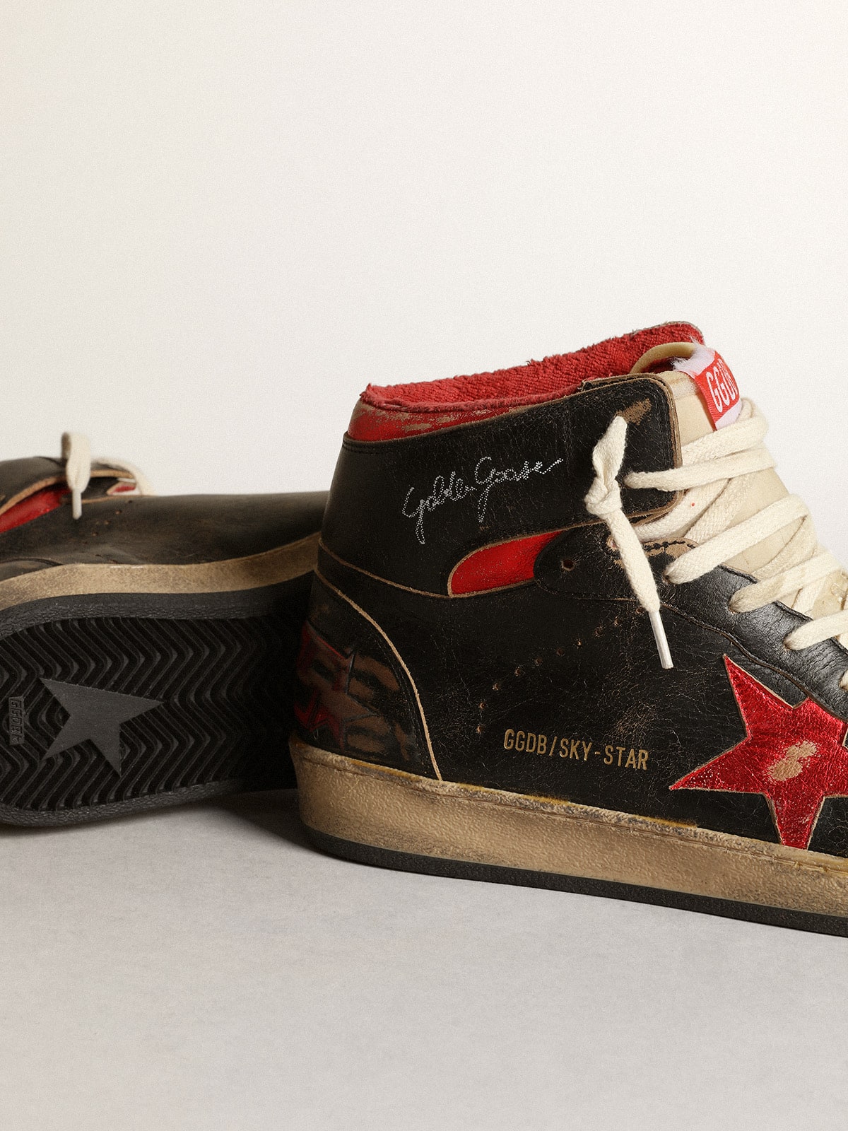 Golden Goose - Sky-Star Uomo in pelle lucida nera con stella rossa in 