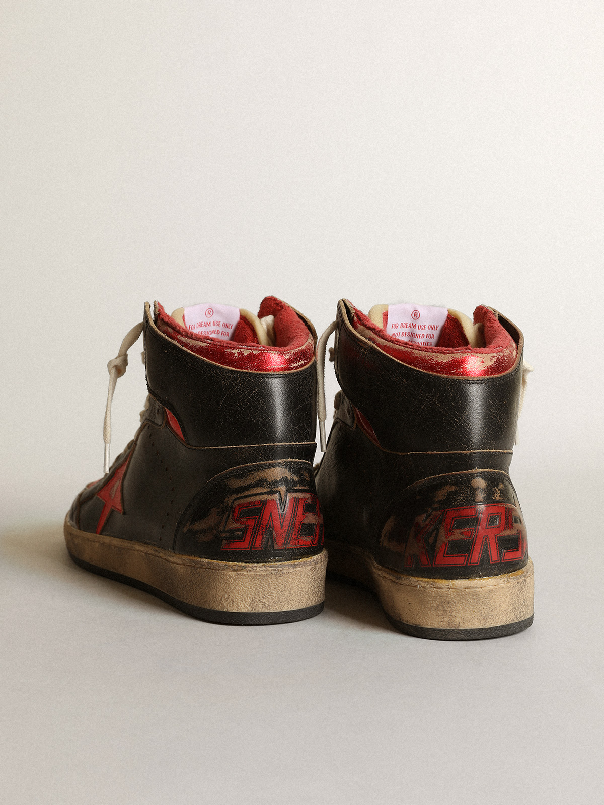 Golden Goose - Sky-Star homme en cuir brillant noir avec étoile rouge in