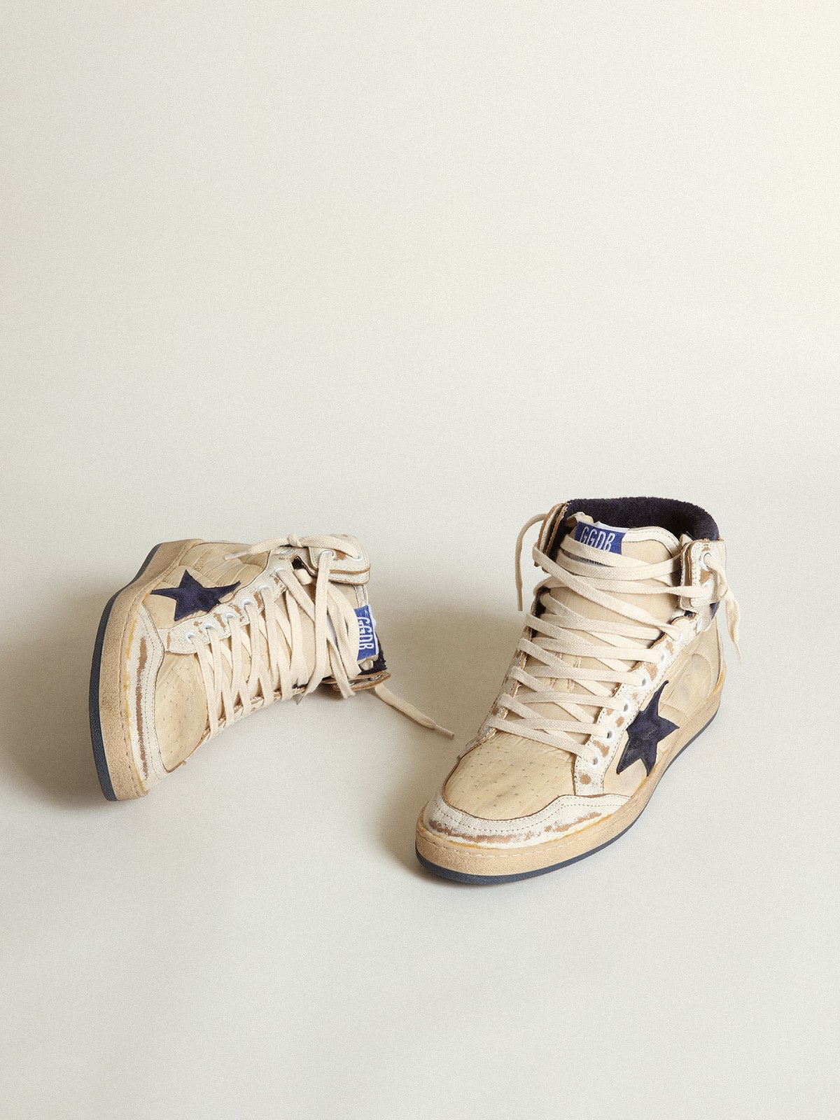 Golden Goose - Sky-Star homme en nylon couleur crème et cuir avec étoile en daim bleu in 