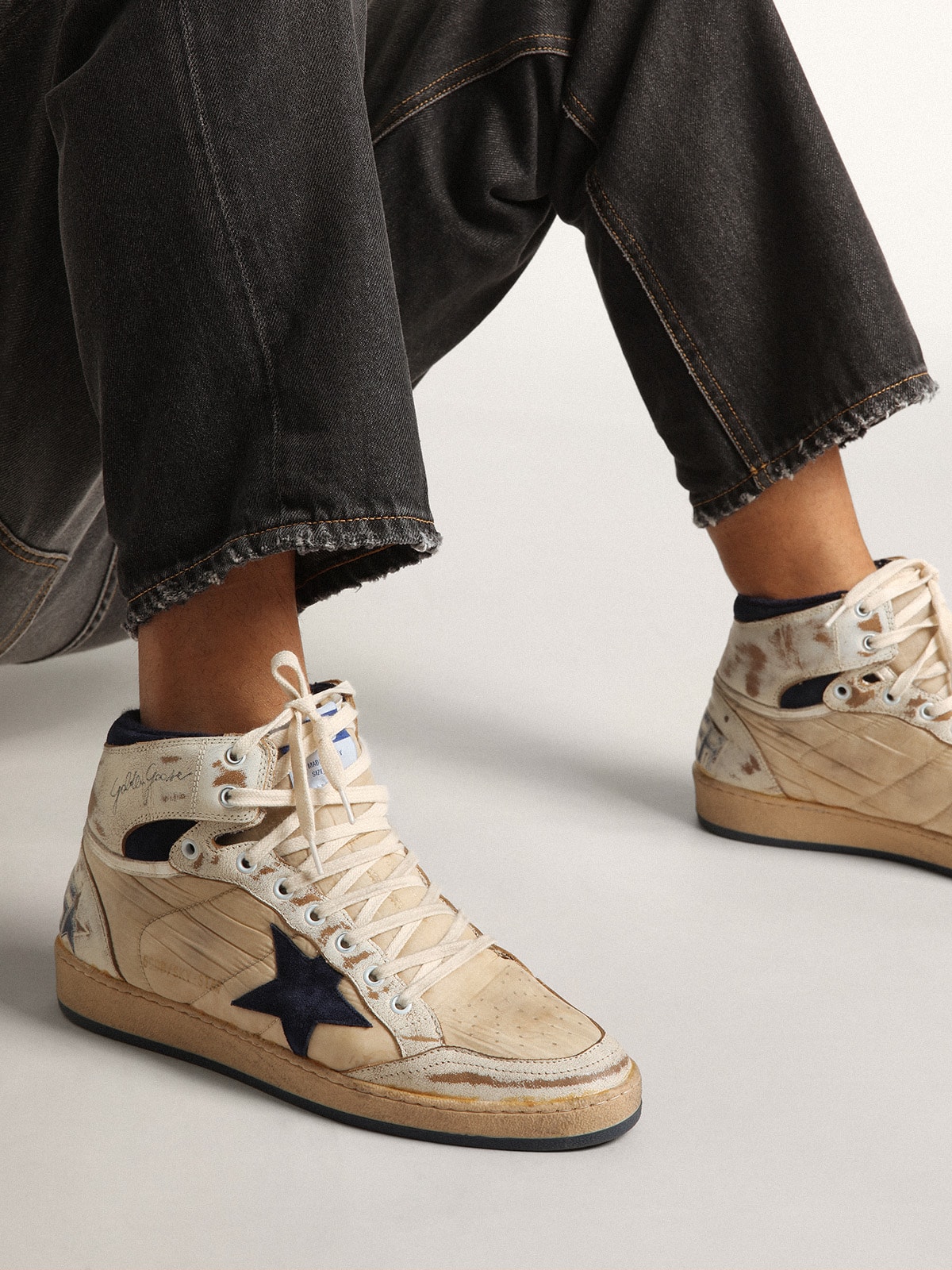 Sky Star homme en nylon couleur creme et cuir avec etoile en daim bleu Golden Goose