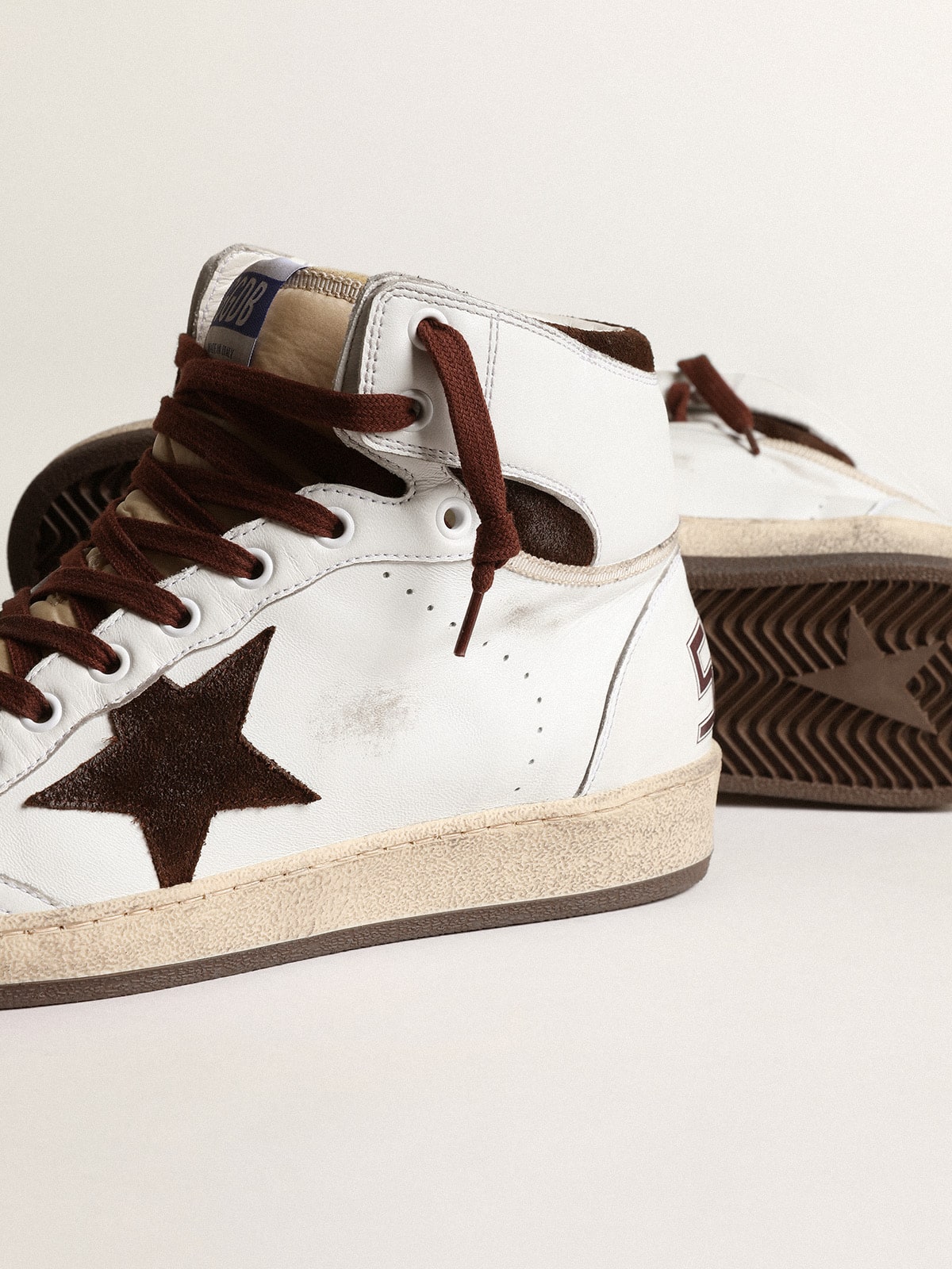 Golden Goose - Sky-Star Uomo in nappa bianca con stella in suede cioccolato in 