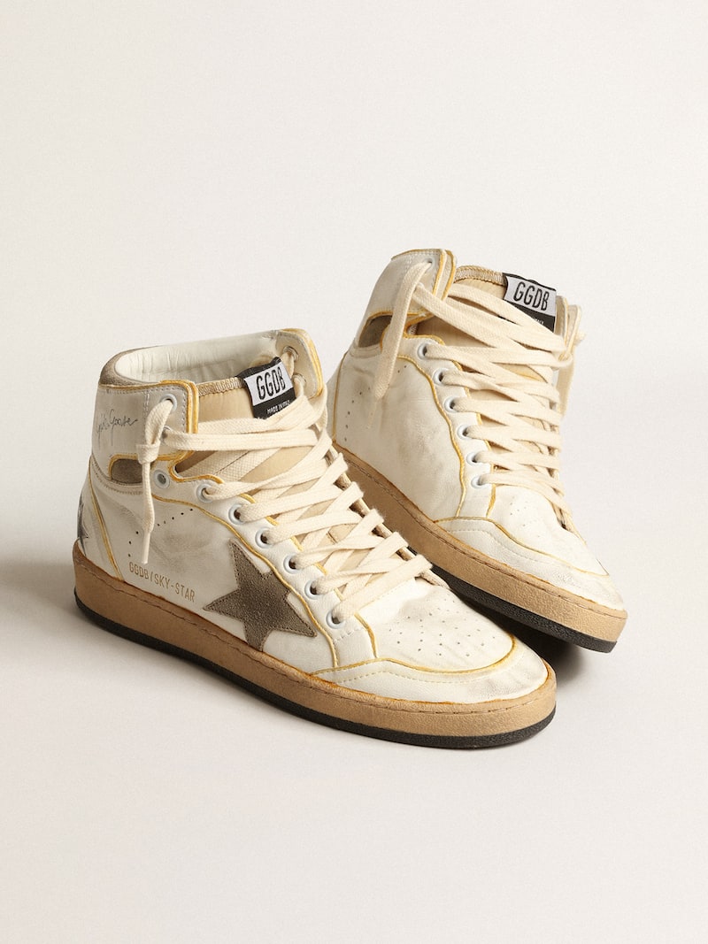Golden Goose - Sky-Star f&uuml;r Herren aus wei&szlig;em Nappa mit taubengrauem Raulederstern in 