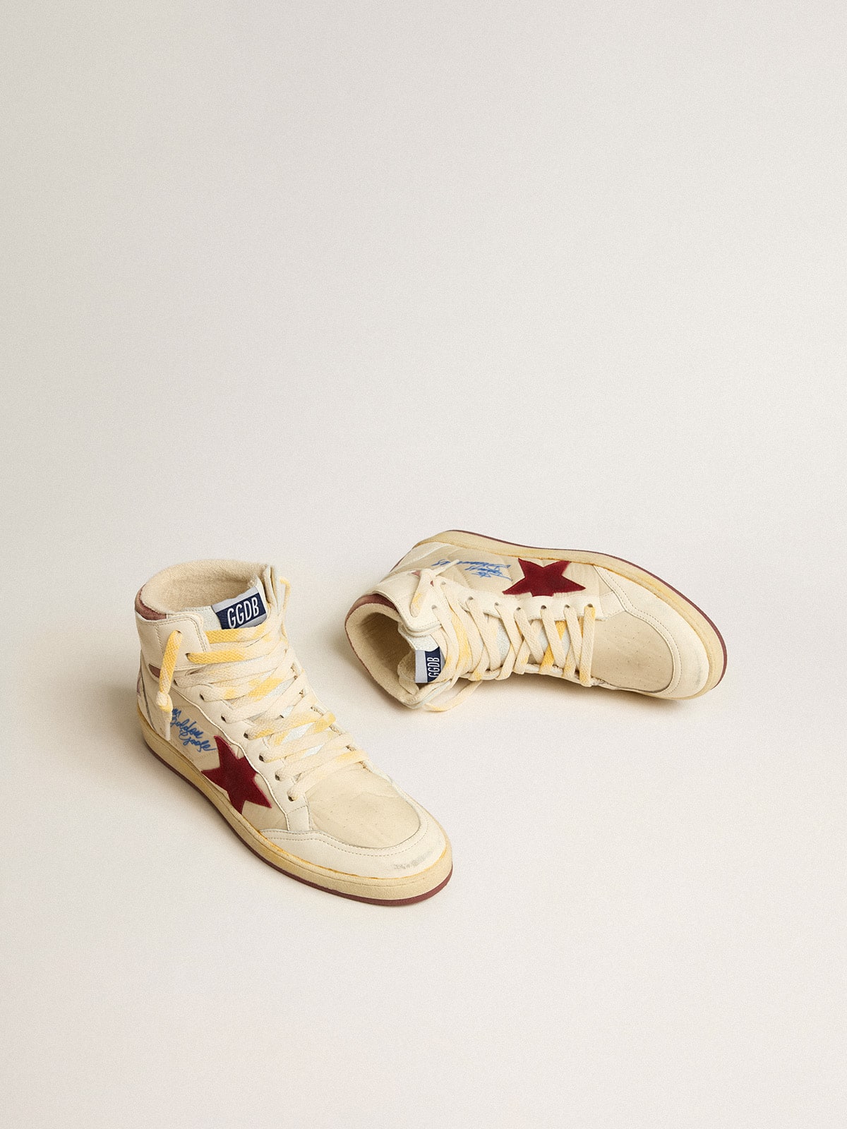 Golden Goose - Sky-Star en nylon et cuir nappa beige avec étoile en daim rouge grenade in 