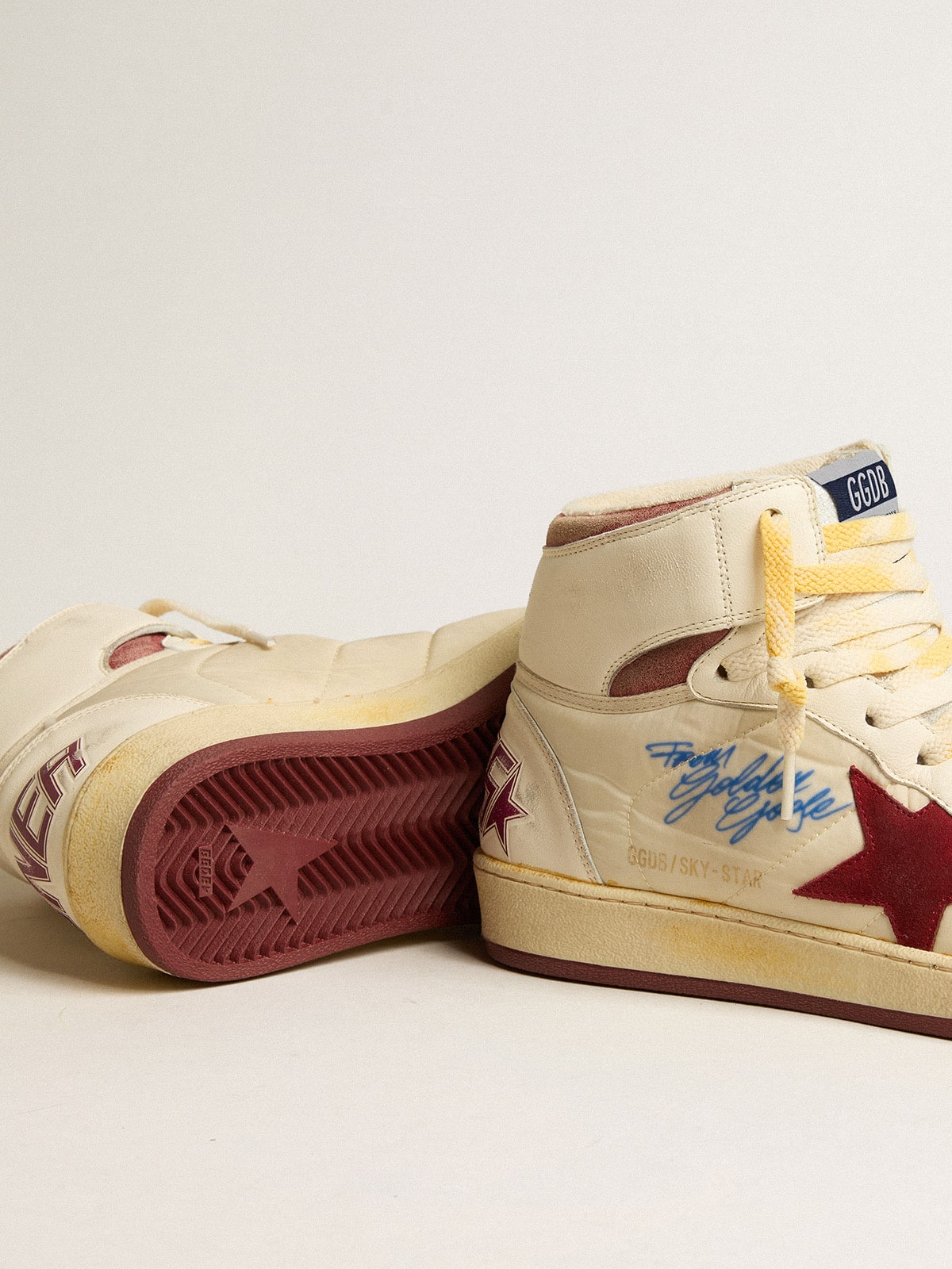 Golden Goose - Sky-Star en nylon et cuir nappa beige avec étoile en daim rouge grenade in 