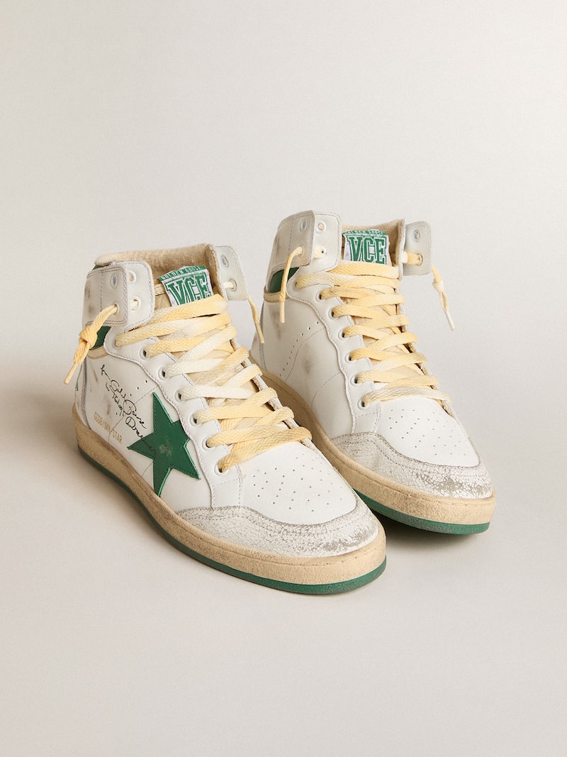 Golden Goose - Sky-Star aus wei&szlig;em Leder mit gr&uuml;nem Lederstern in 