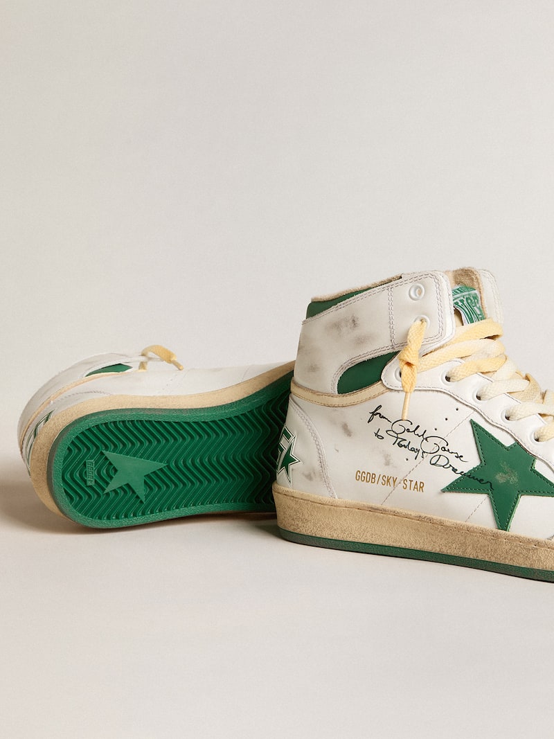 Golden Goose - Sky-Star aus wei&szlig;em Leder mit gr&uuml;nem Lederstern in 