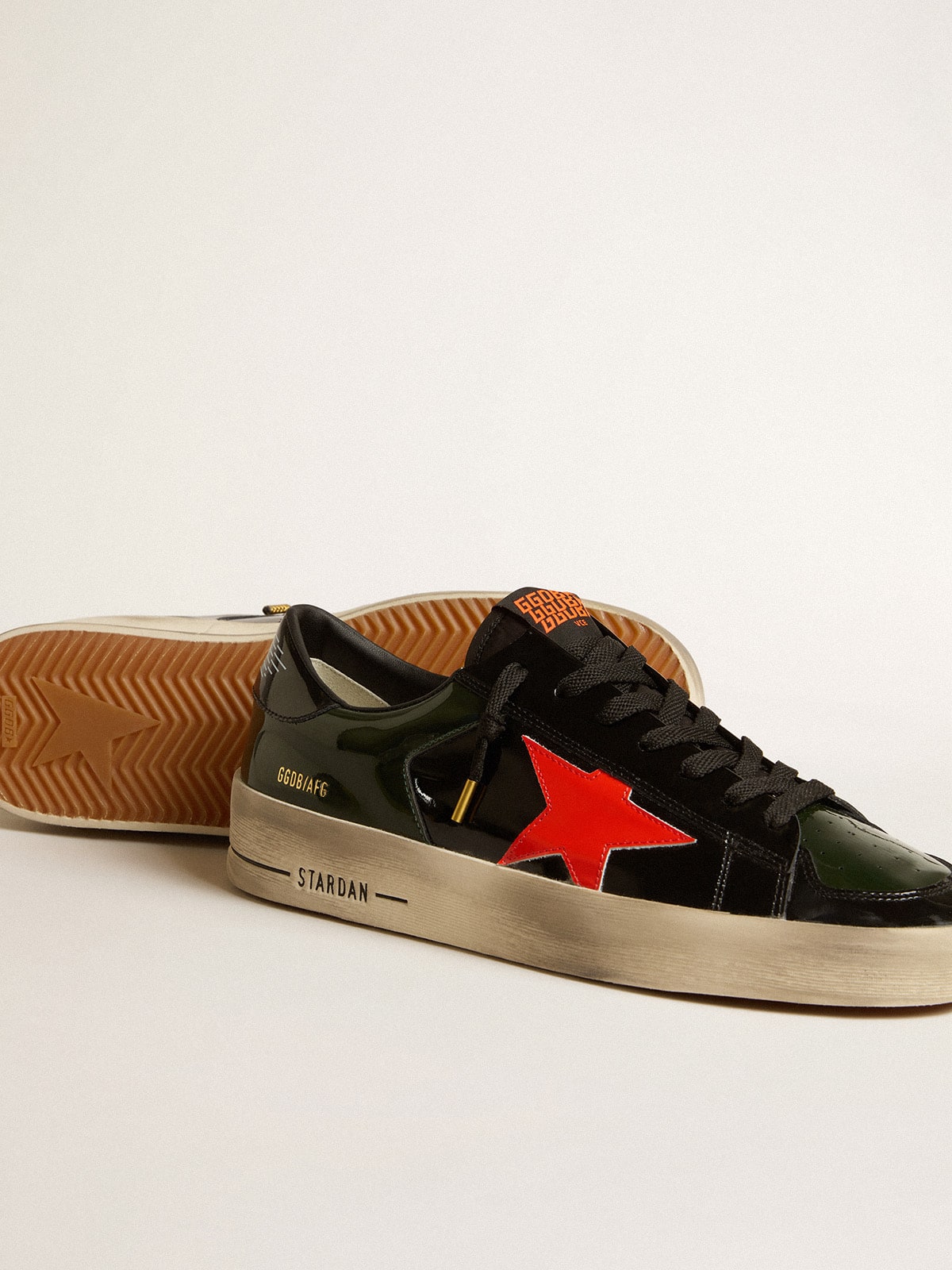 Golden Goose - Stardan LAB pour homme en cuir verni noir et vert avec étoile orange in 