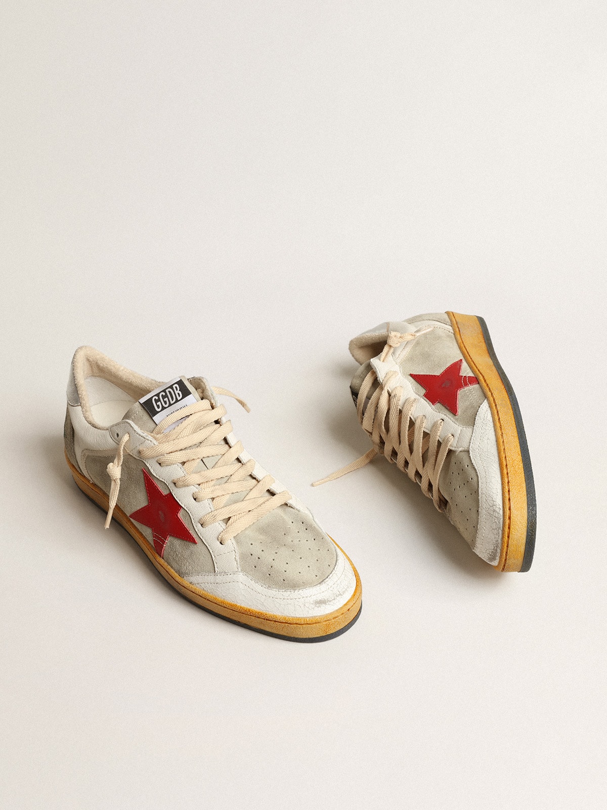 Golden Goose - Ball Star de suede cinza com estrela vermelha e talão prateado in 