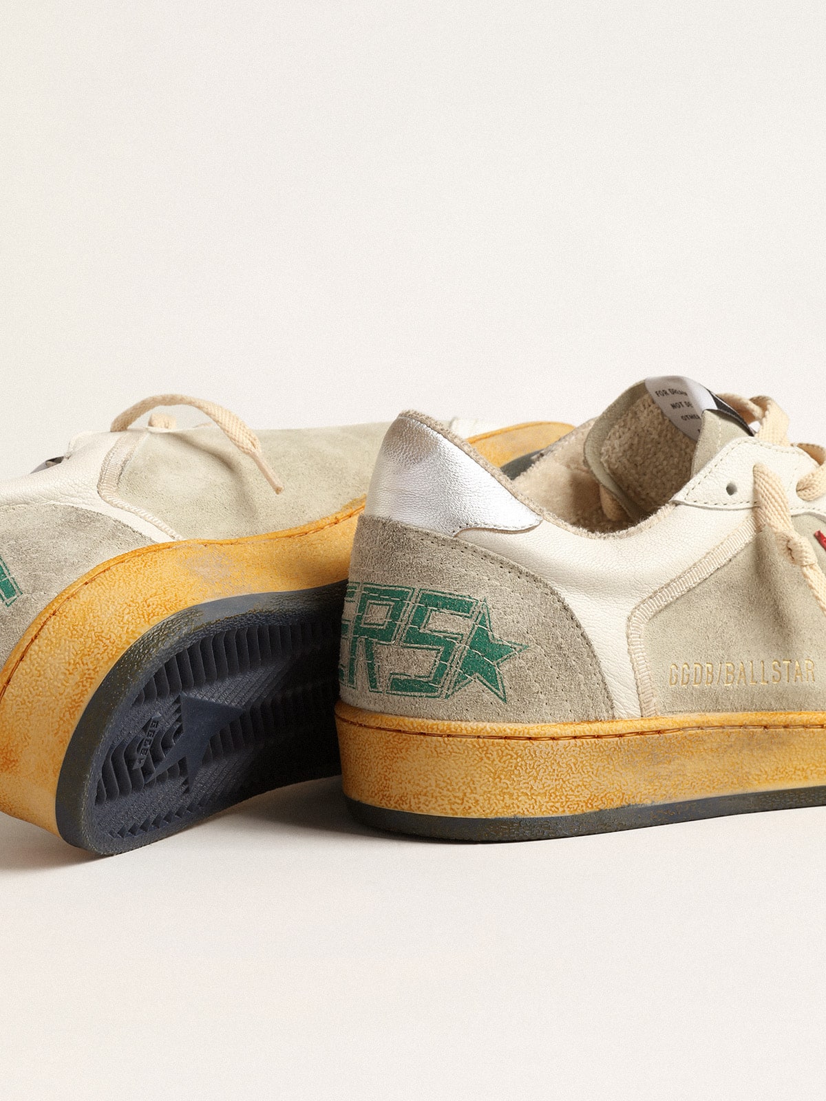 Golden Goose - Ball Star de suede cinza com estrela vermelha e talão prateado in 