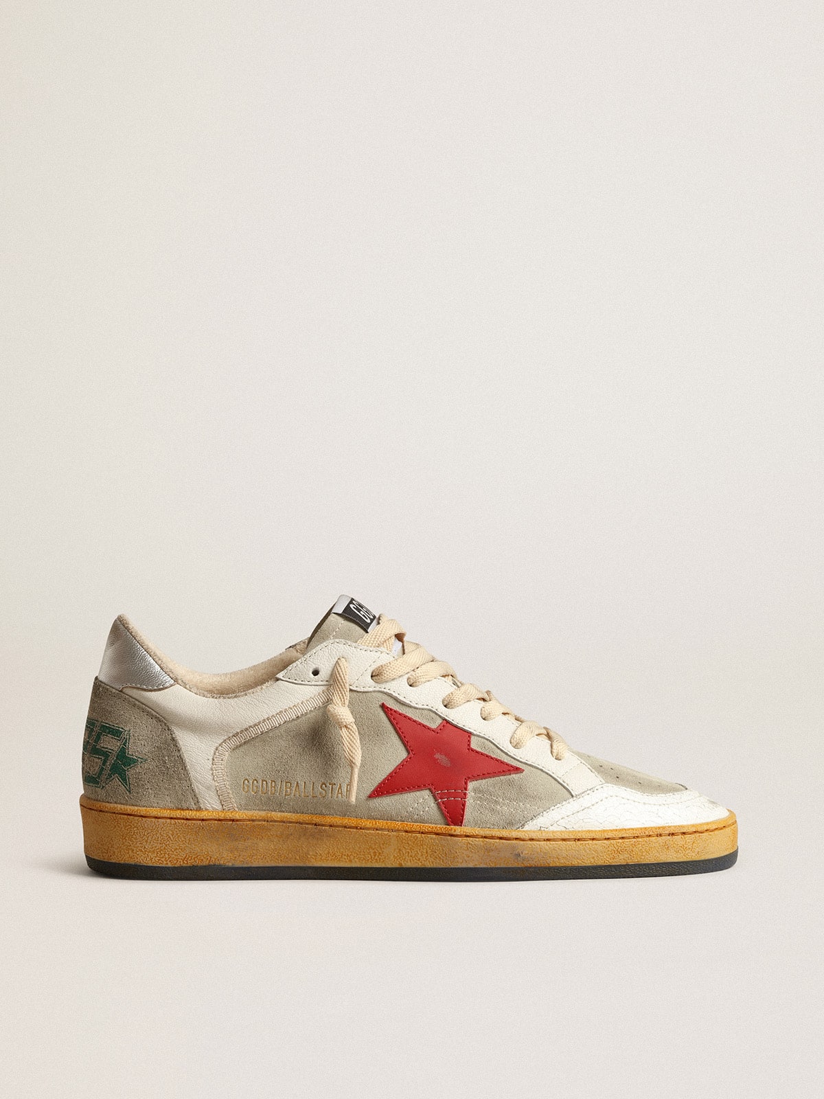 Golden Goose - Ball Star de suede cinza com estrela vermelha e talão prateado in 