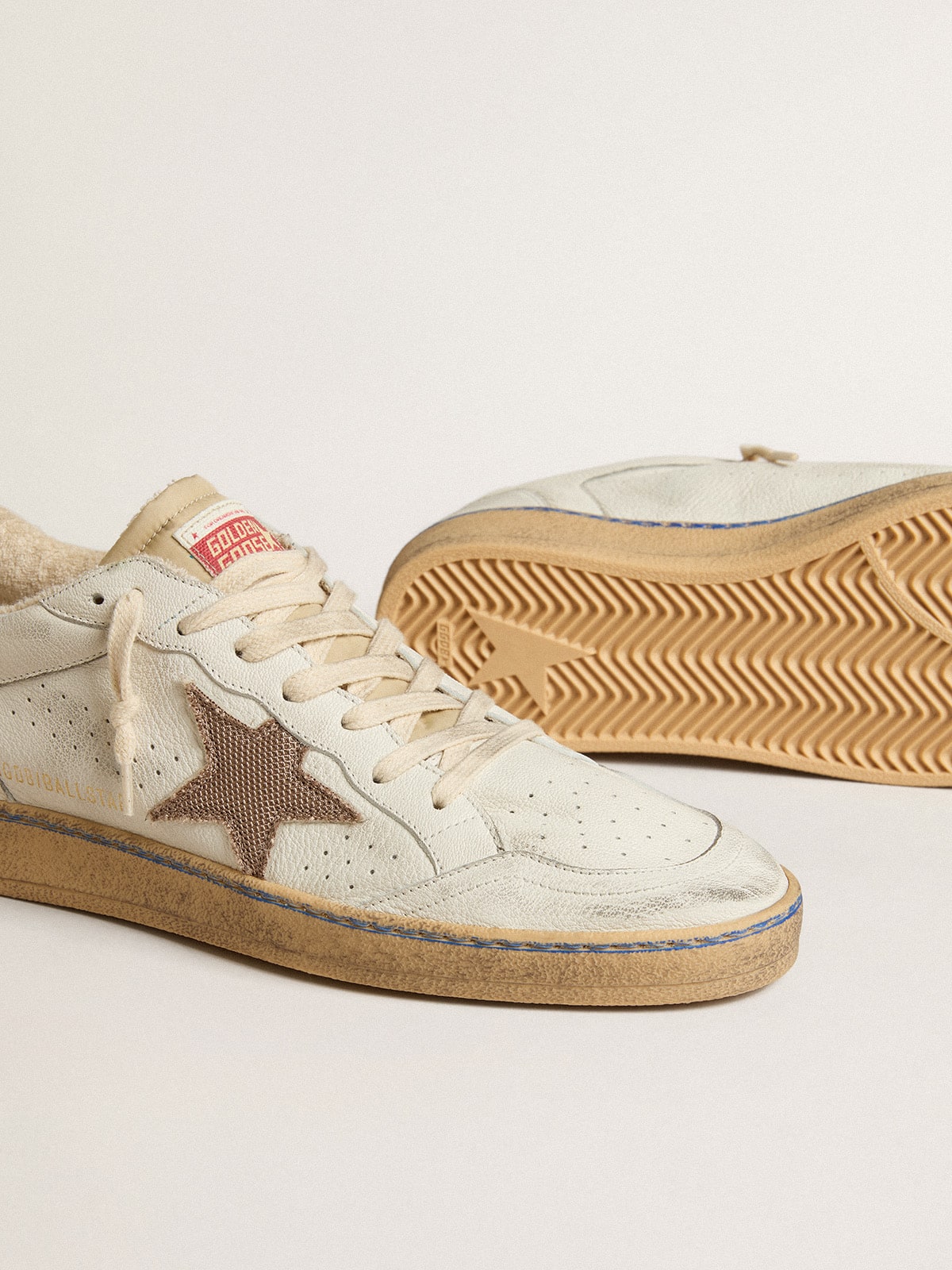 Golden Goose - Ball Star LTD con estrella de malla arena y refuerzo del talón de piel verde in 