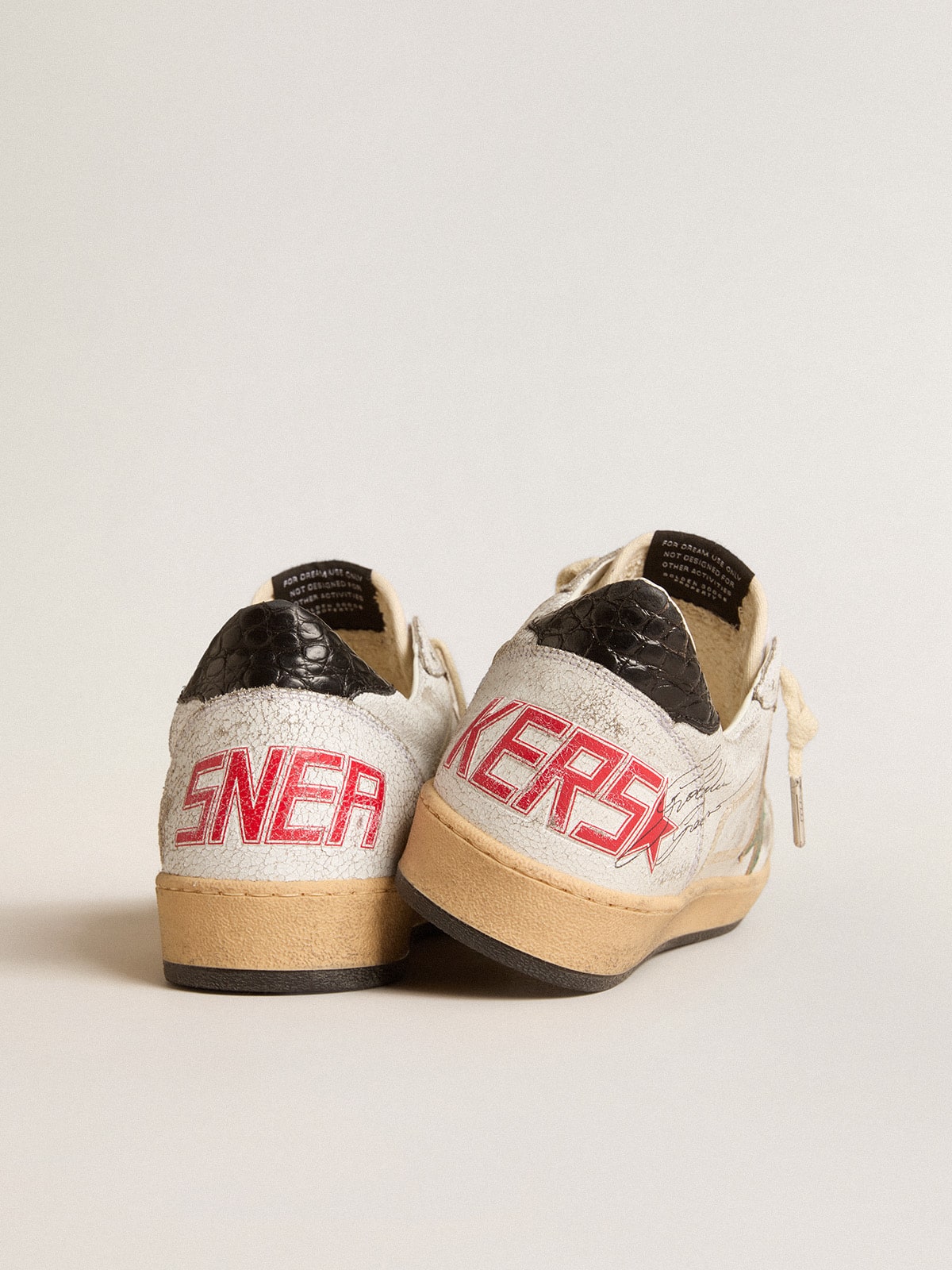 Golden Goose - Ball Star LTD con stella in pelle laminata e talloncino in pelle grigia in 