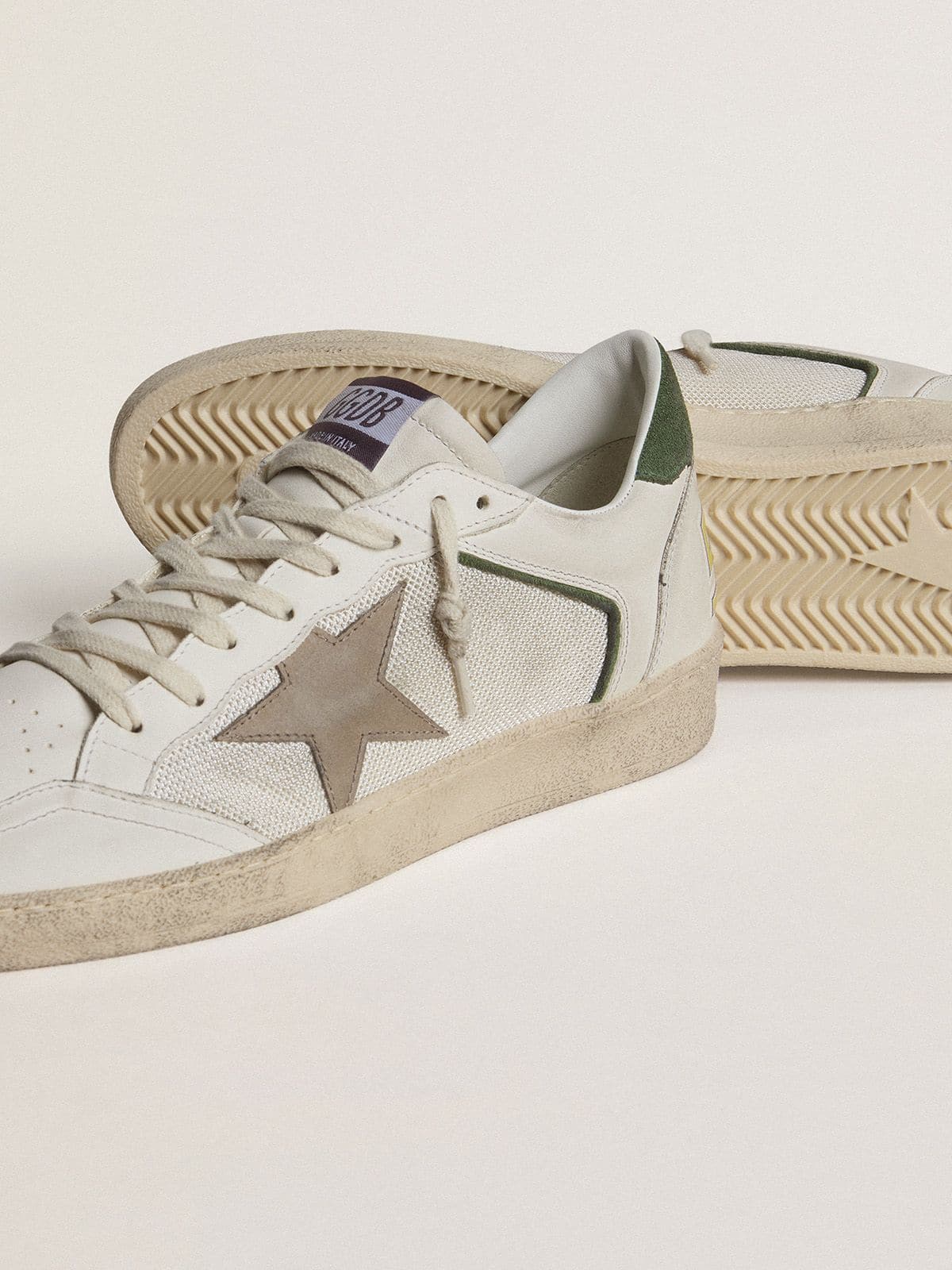 Golden Goose - Ball Star LTD aus Mesh und Nappa mit grauem Lederstern und grünem Rauleder an der Ferse in 