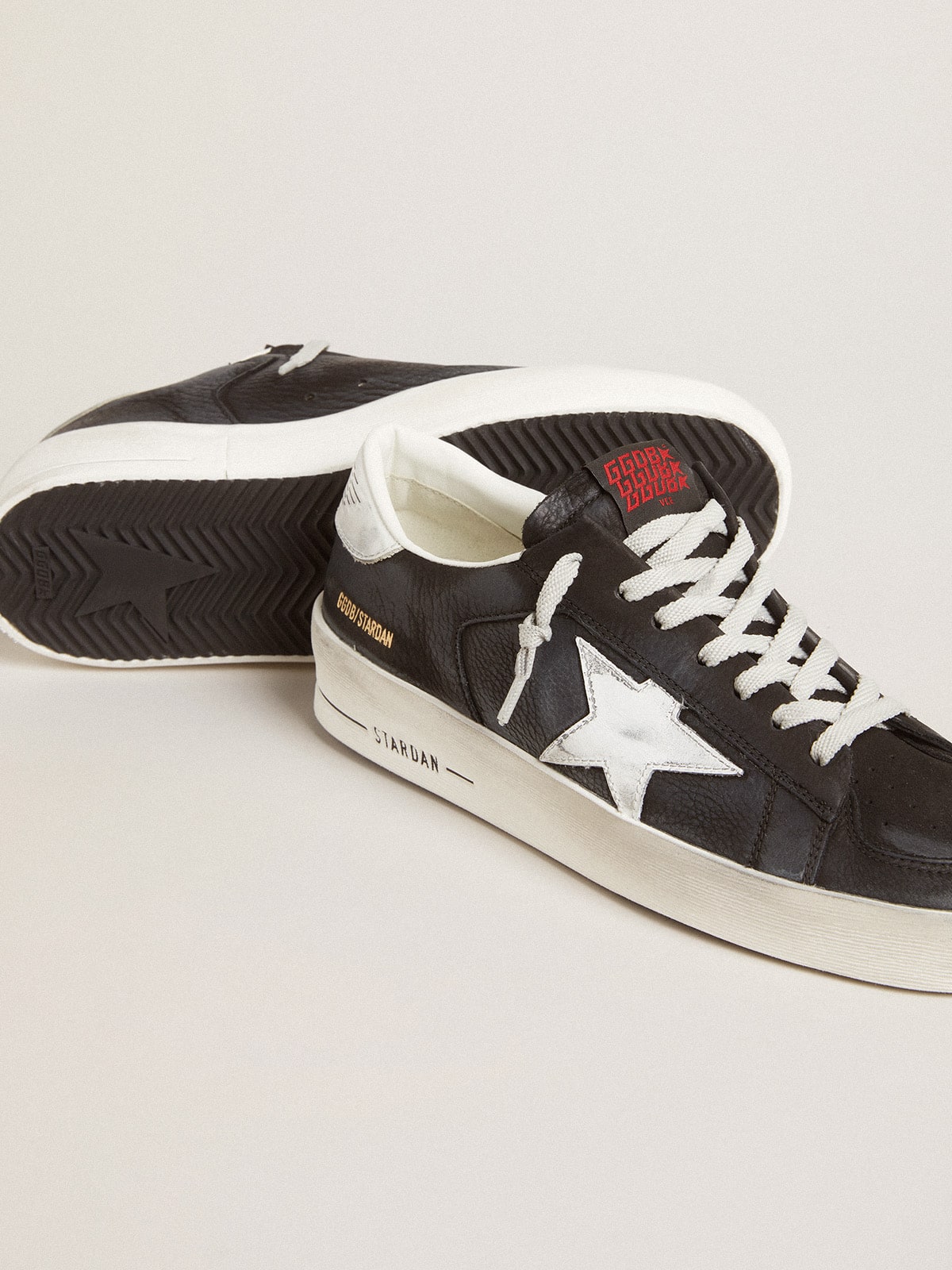 Golden Goose - Schwarzer Stardan aus Nubukleder und Mesh mit Stern und Fersenpartie aus grauem Leder in 