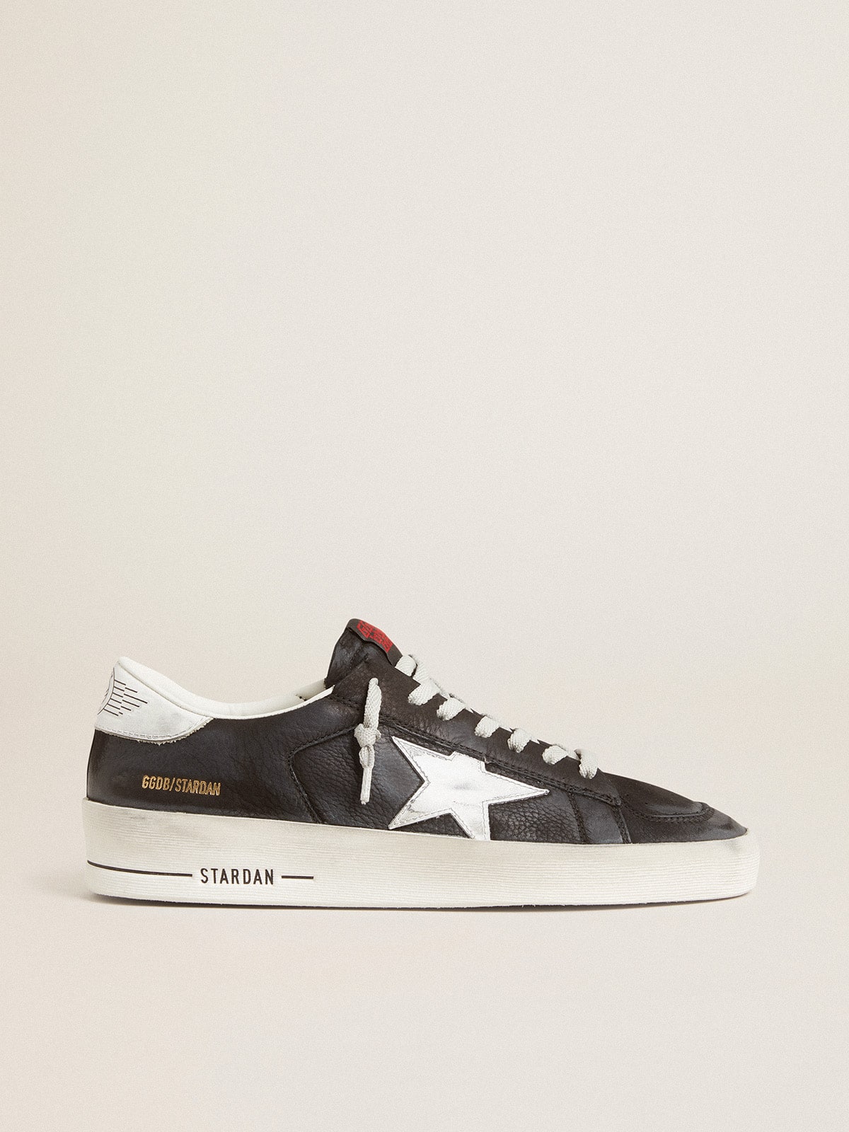 Golden Goose - Schwarzer Stardan aus Nubukleder und Mesh mit Stern und Fersenpartie aus grauem Leder in 