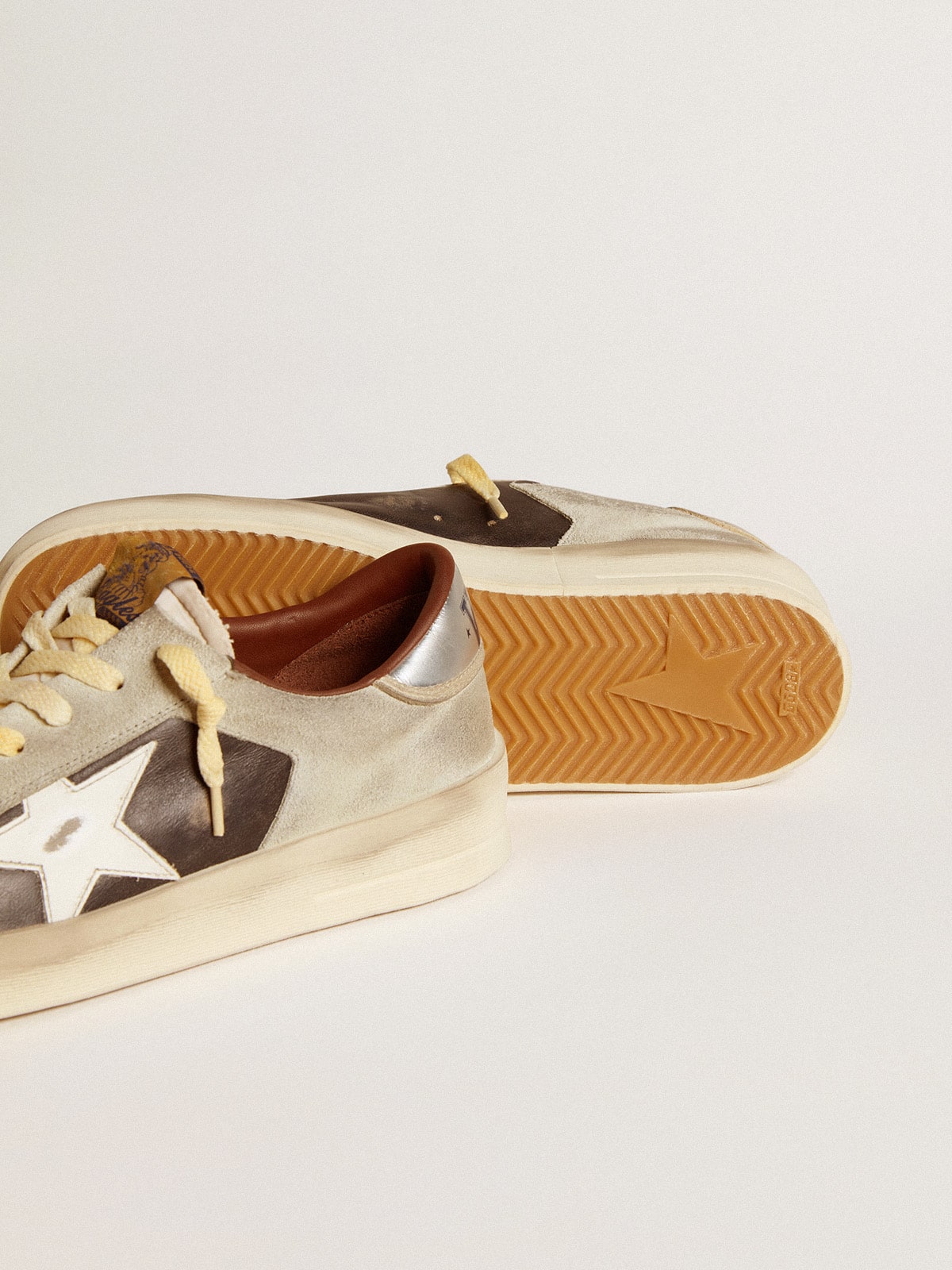 Golden Goose - Stardan aus Rauleder und Leder mit Lederstern und Metallic-Ferse in 