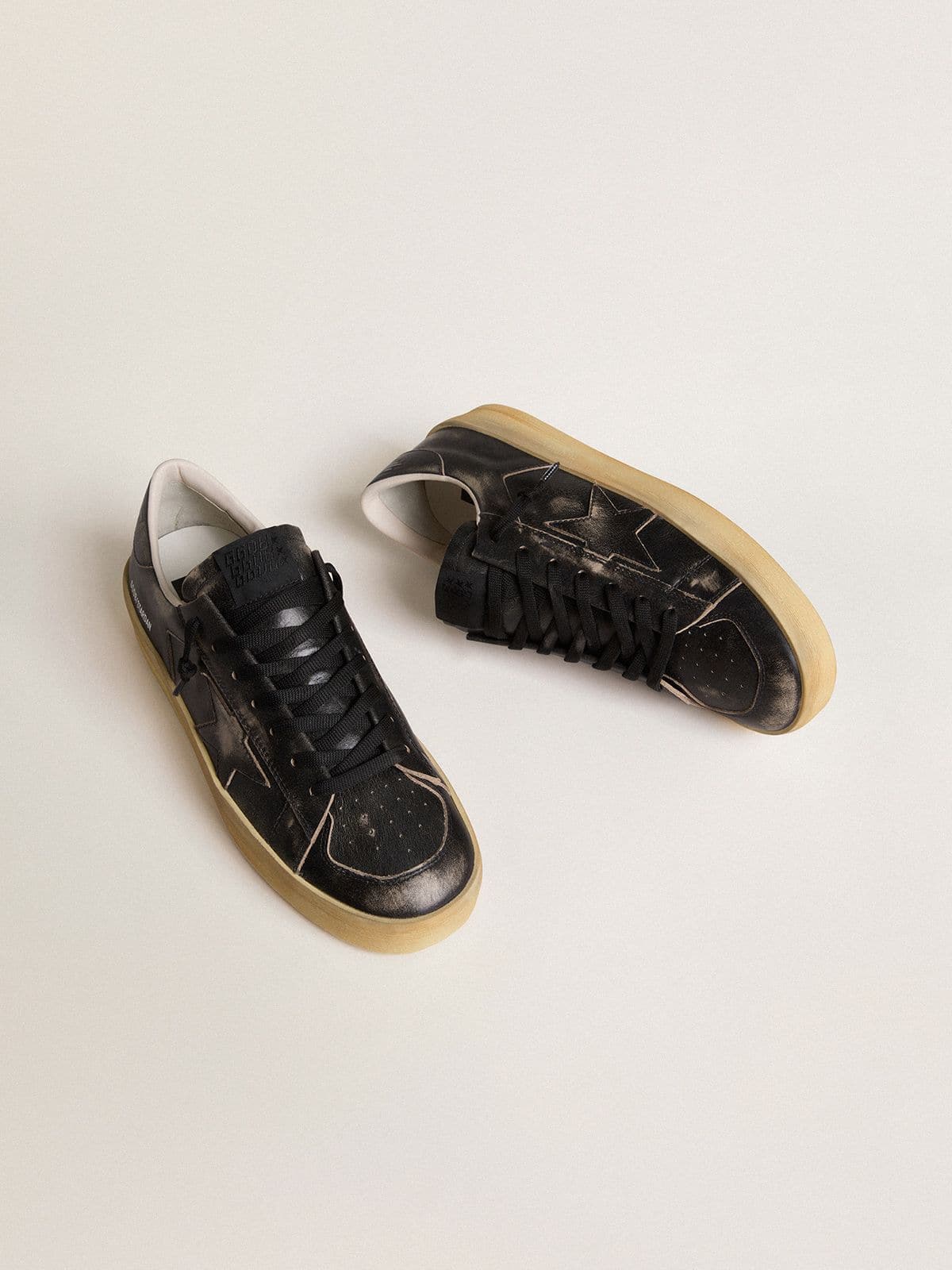 Golden Goose - Stardan de Hombre de piel negra con estrella y refuerzo del talón de piel negra in 