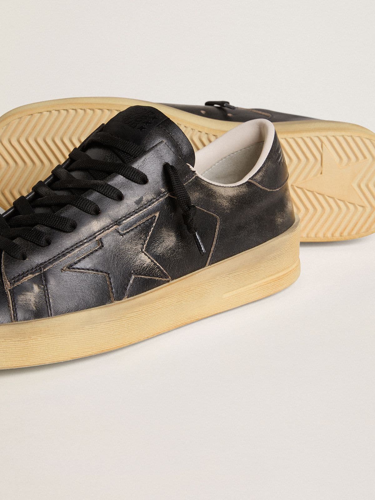 Golden Goose - Stardan de Hombre de piel negra con estrella y refuerzo del talón de piel negra in 