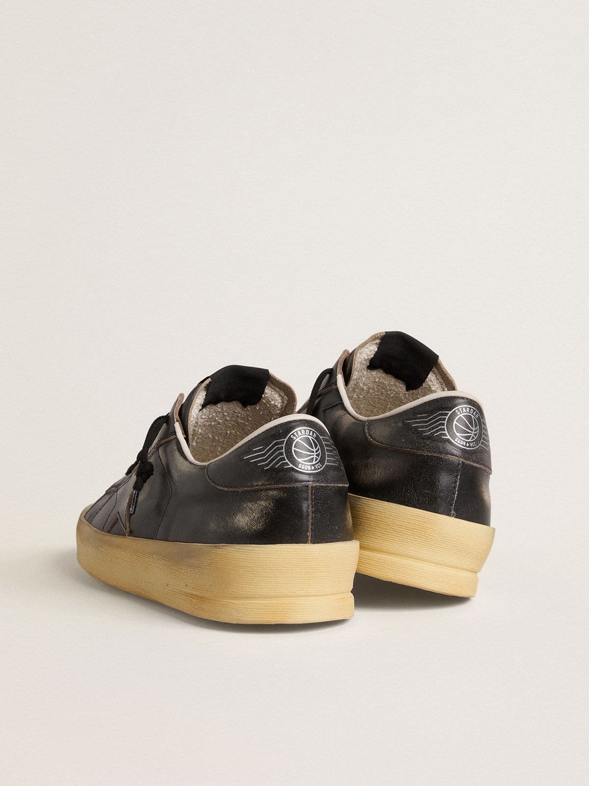 Golden Goose - Stardan de Hombre de piel negra con estrella y refuerzo del talón de piel negra in 