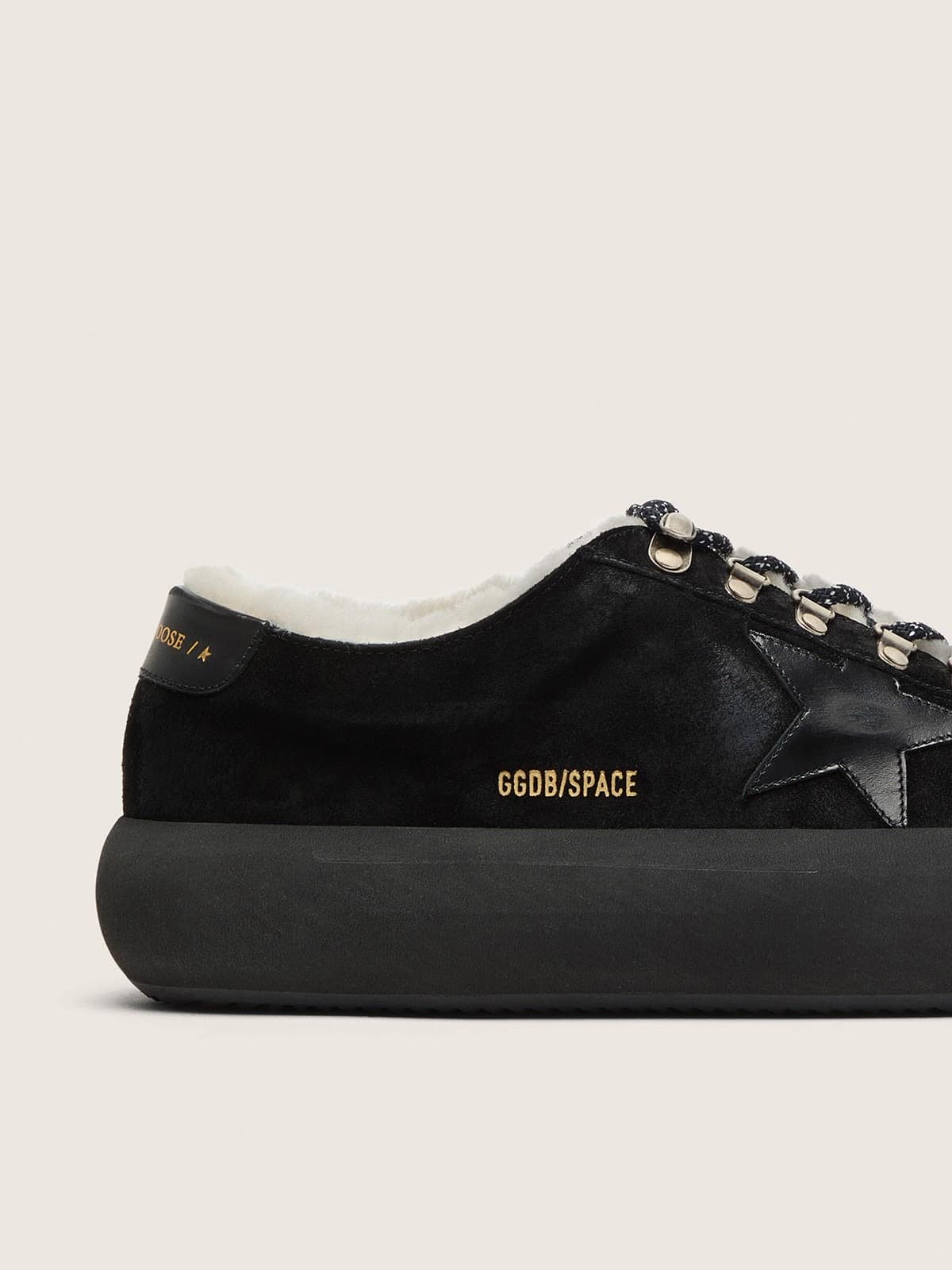 Golden Goose Space-Star uomo in suede nero con stella nera e fodera in shearling Selezione Cozy black man