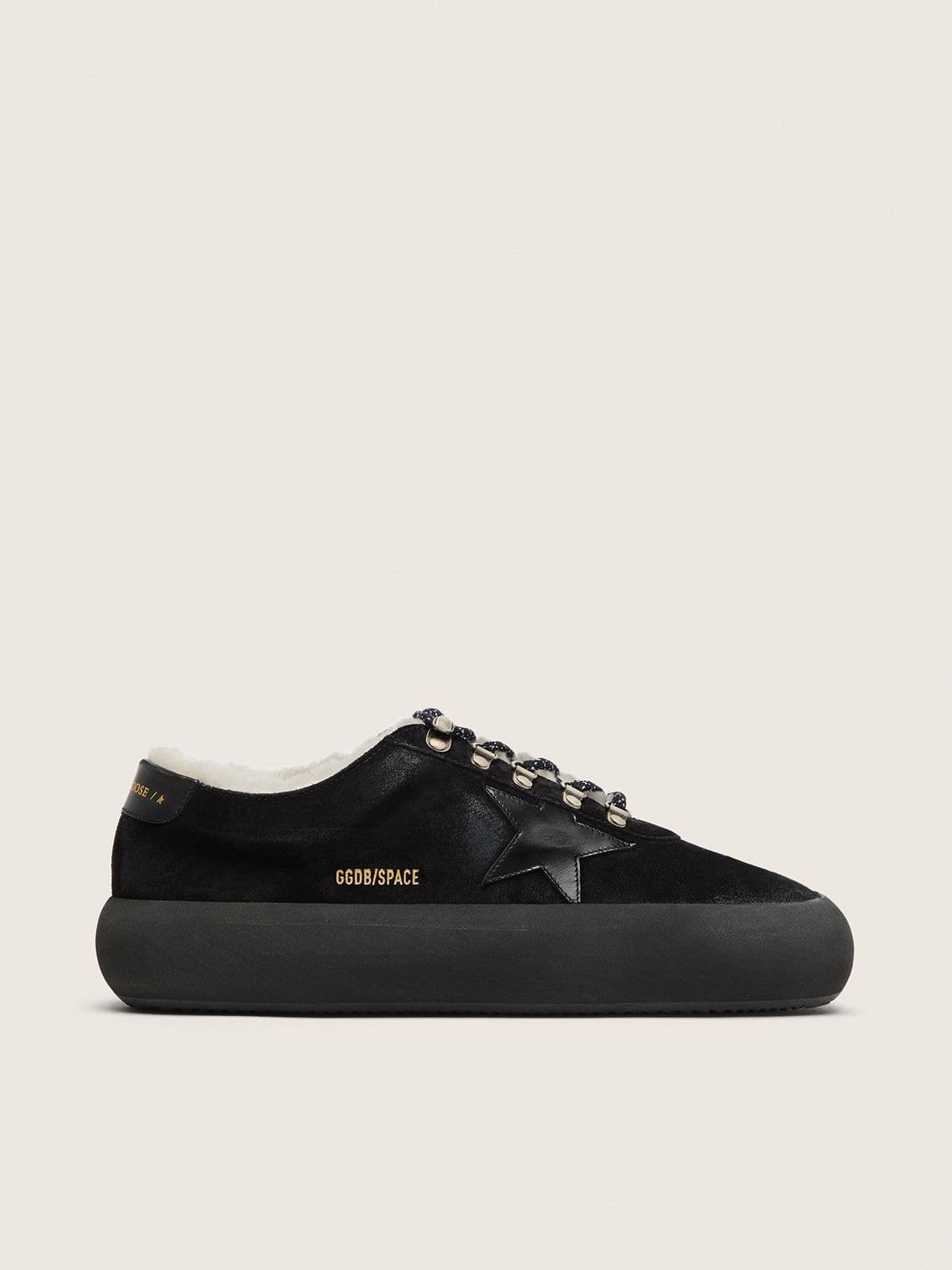 Golden Goose Space-Star uomo in suede nero con stella nera e fodera in shearling Selezione Cozy black man