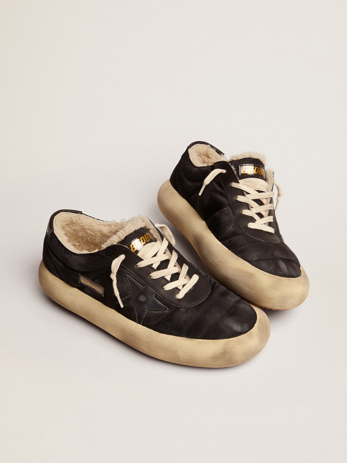 Golden Goose - Chaussures Space-Star en nylon noir matelassé avec doublure en shearling in 