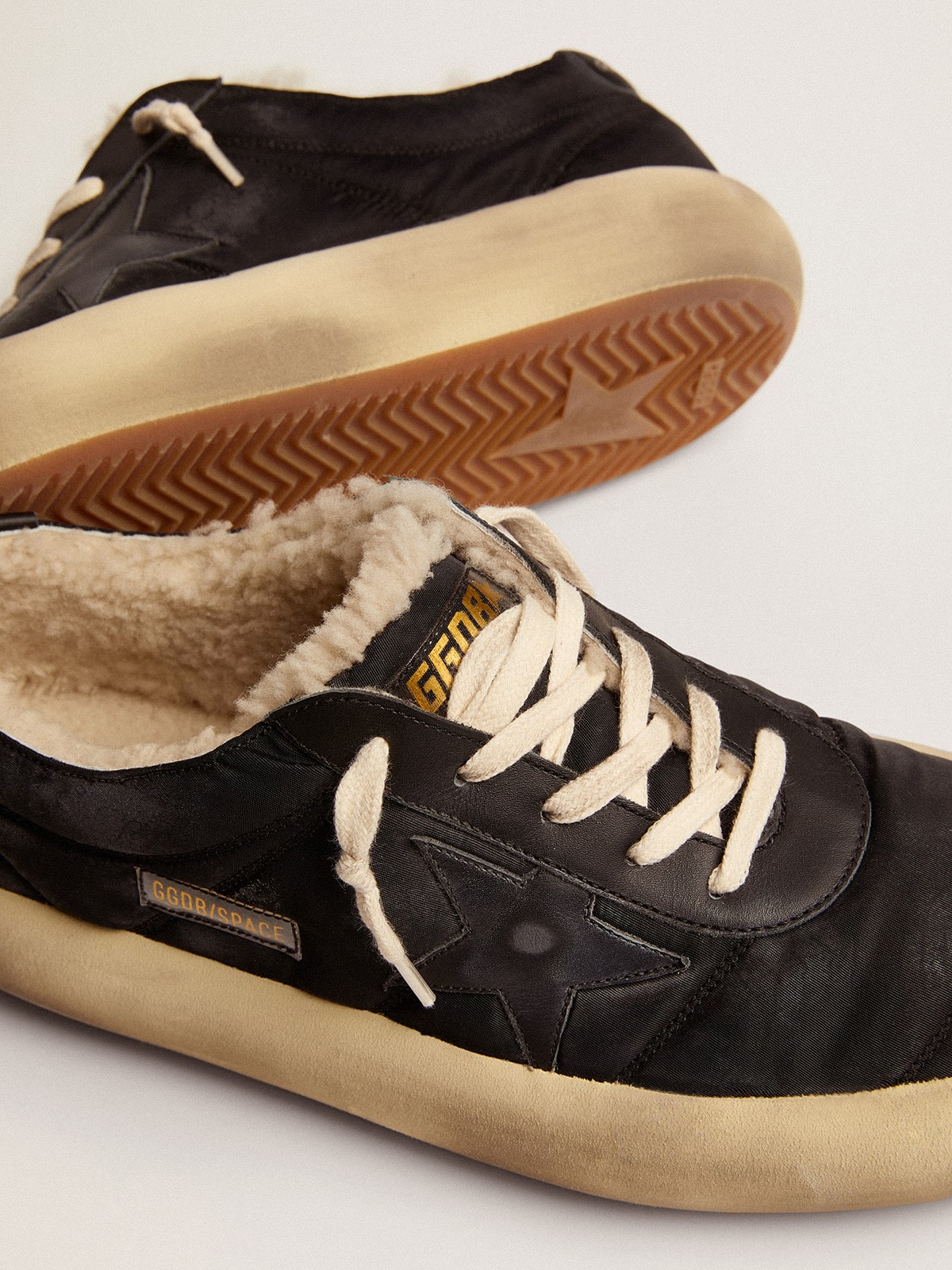 Golden Goose - Chaussures Space-Star en nylon noir matelassé avec doublure en shearling in 