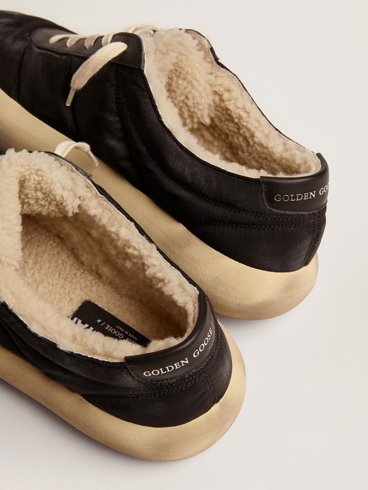 Golden Goose - Chaussures Space-Star en nylon noir matelassé avec doublure en shearling in 