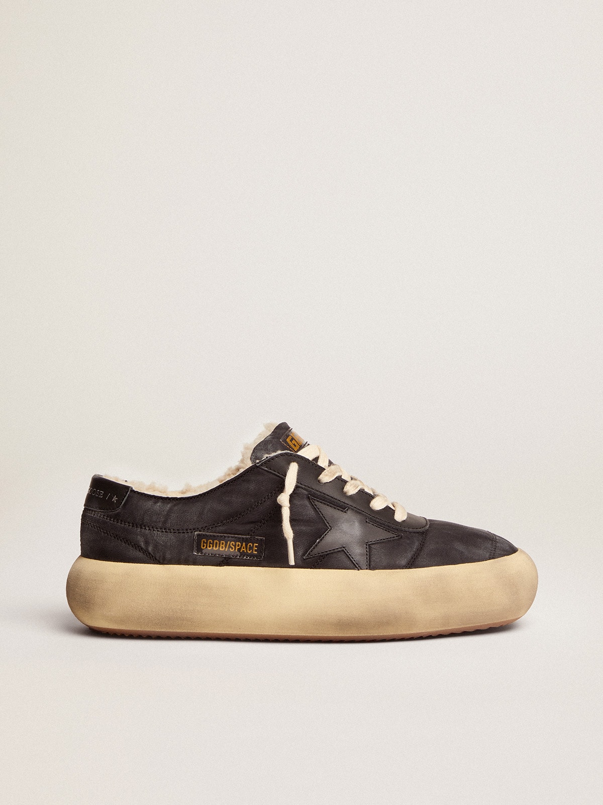 Golden Goose - Chaussures Space-Star en nylon noir matelassé avec doublure en shearling in 