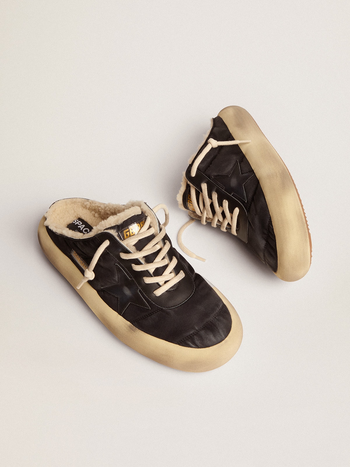 Golden Goose - Chaussures Space-Star mules en nylon noir matelassé avec doublure en shearling in 