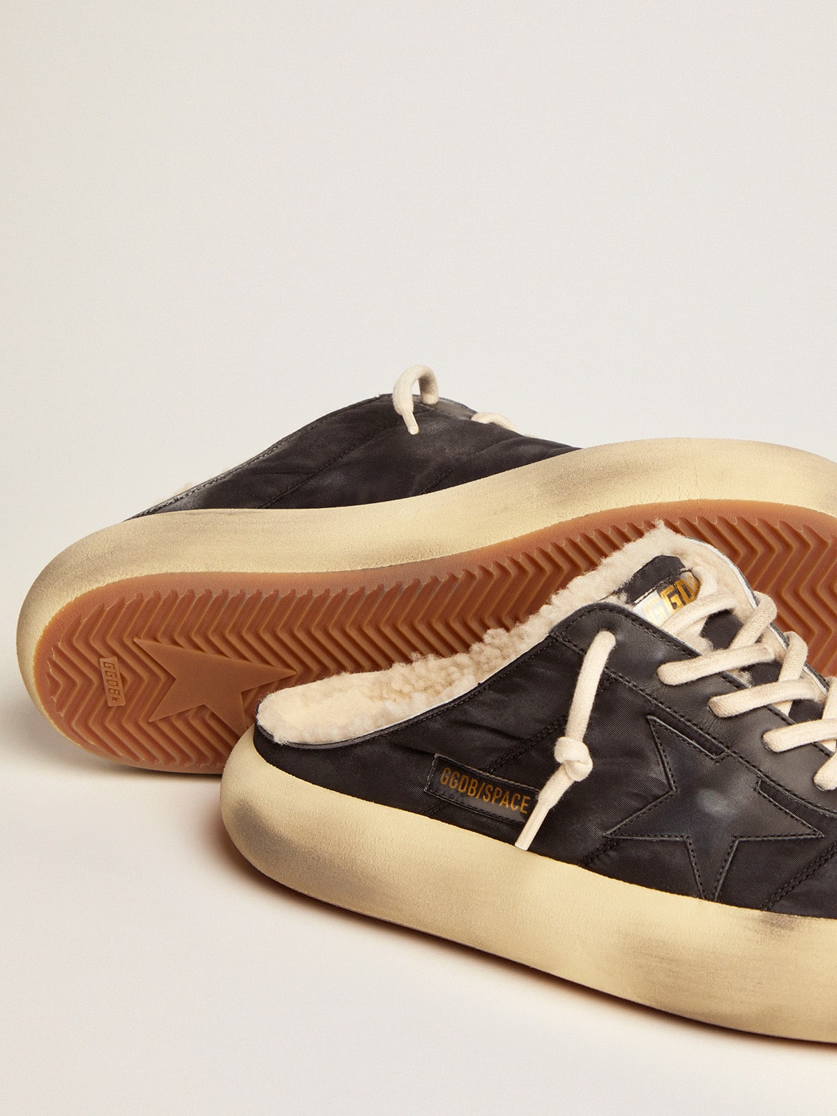 Golden Goose - Chaussures Space-Star mules en nylon noir matelassé avec doublure en shearling in 