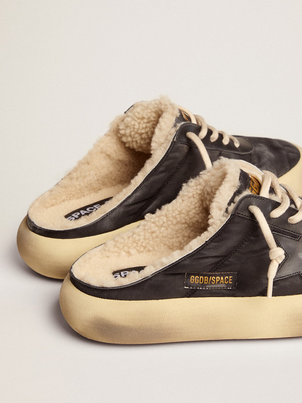 Golden Goose - Chaussures Space-Star mules en nylon noir matelassé avec doublure en shearling in 