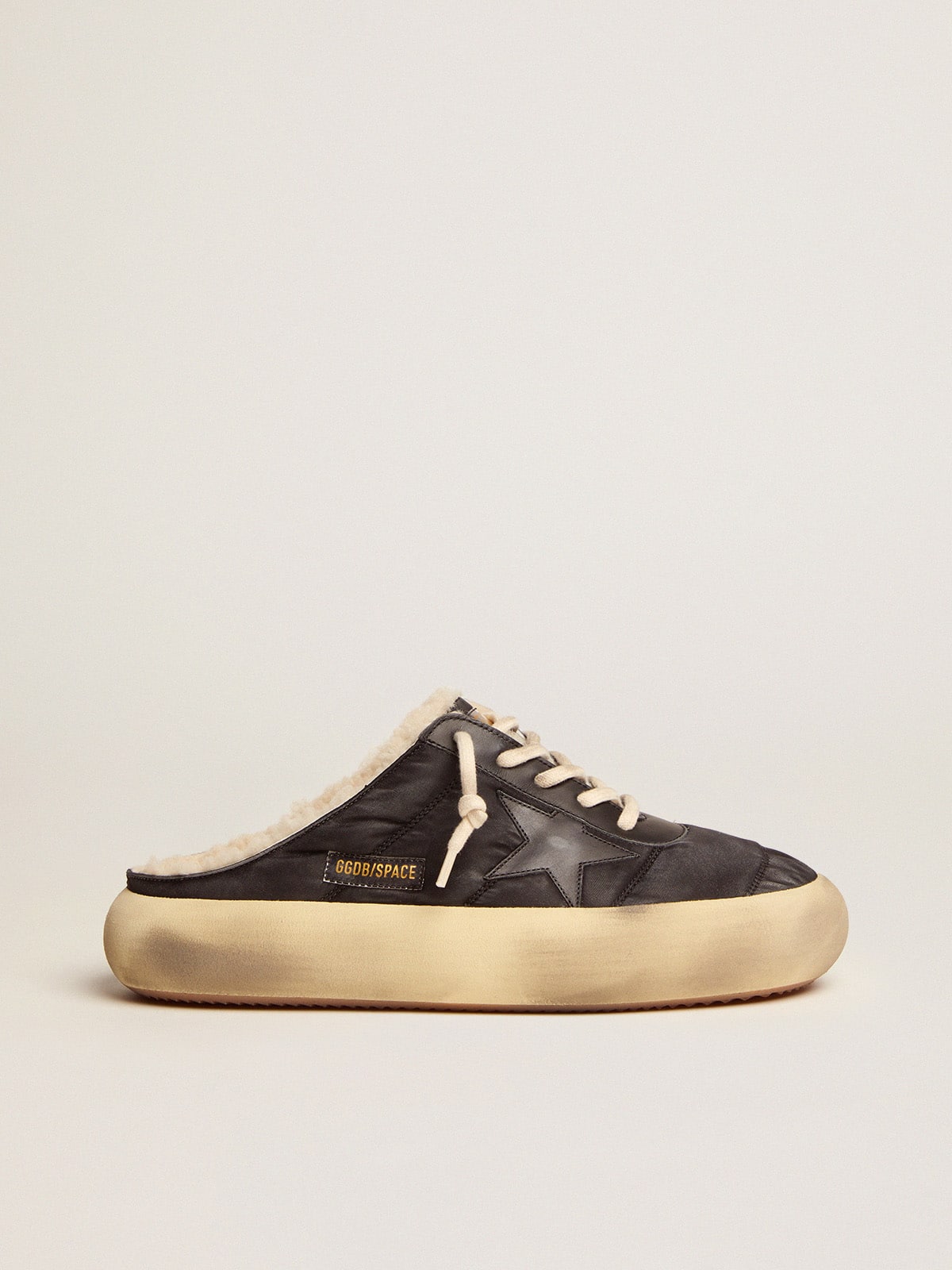 Golden Goose - Chaussures Space-Star mules en nylon noir matelassé avec doublure en shearling in 