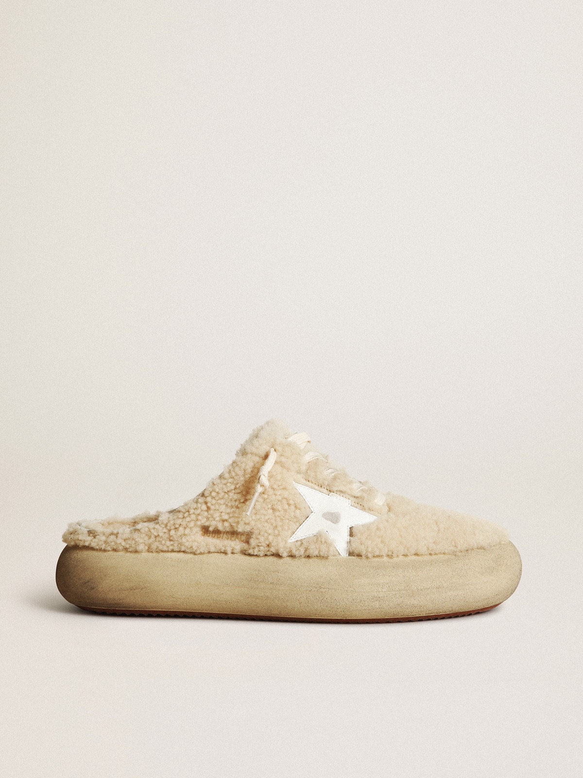 Golden Goose - Mules Space-Star pour homme en shearling beige avec étoile en cuir blanc in 