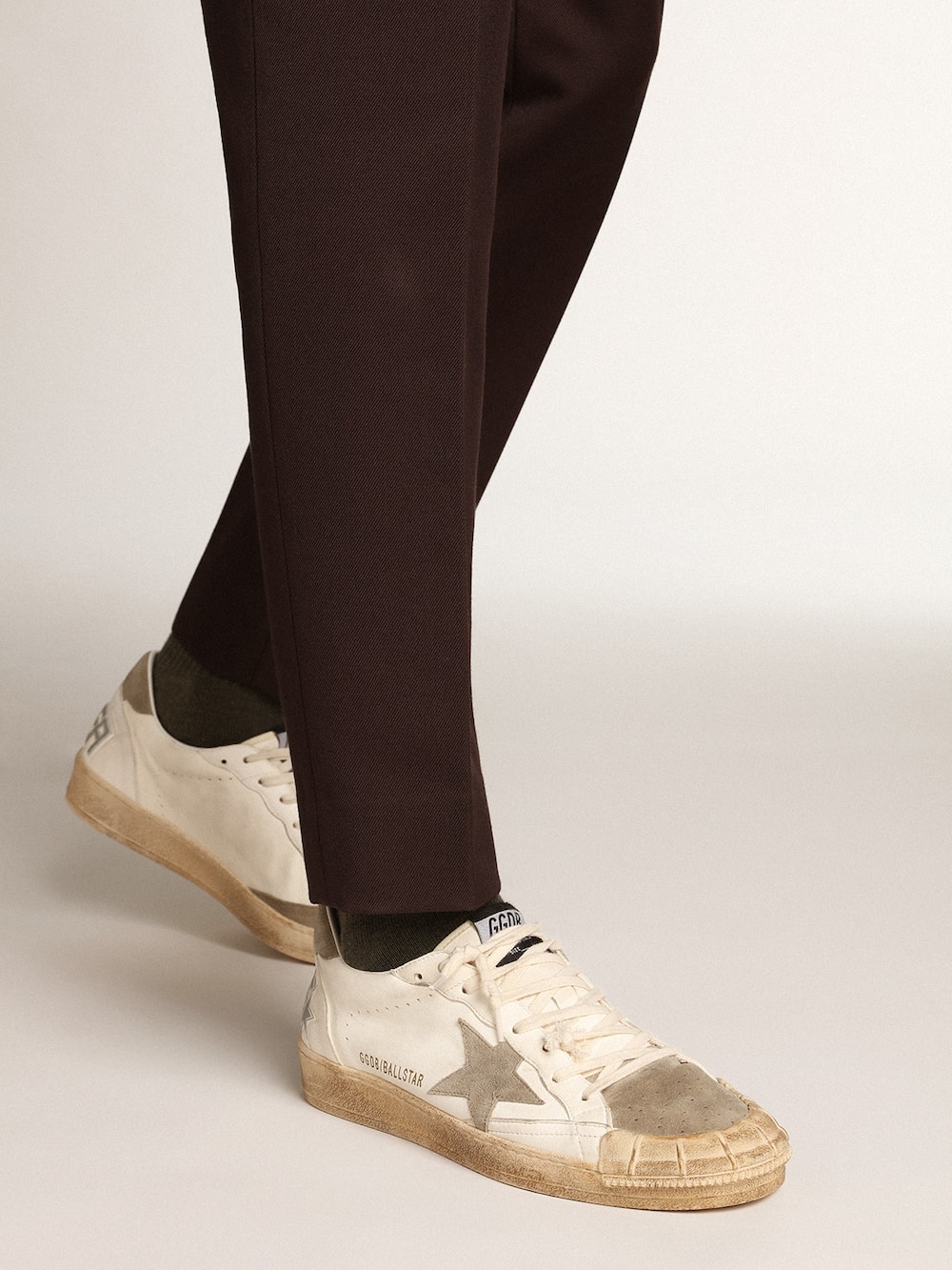 Golden Goose - Sneaker Ball Star Uomo LTD in nappa bianca con stella e talloncino in suede color tortora in 