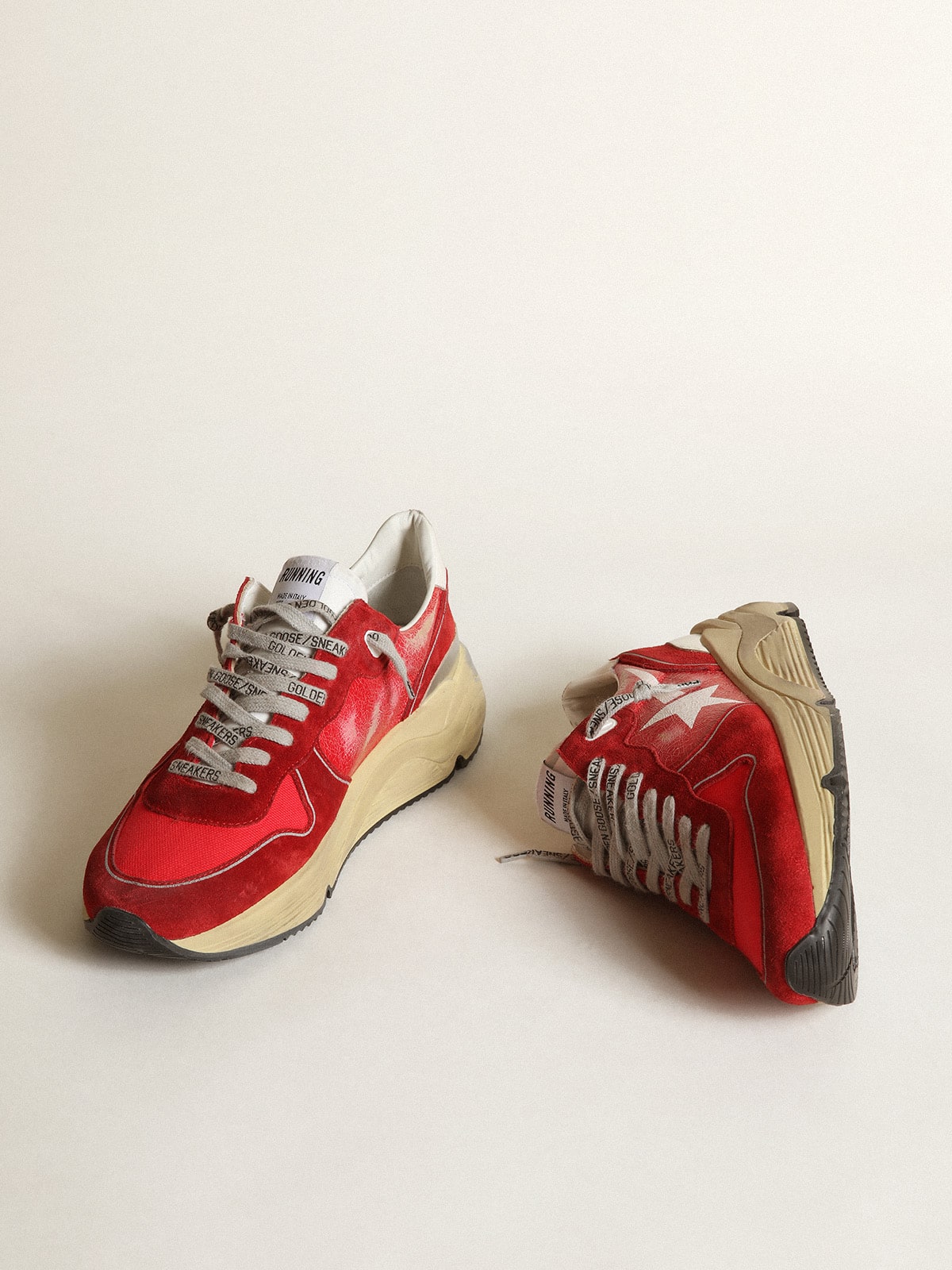 Golden Goose - Sneaker Running Sole in pelle cracklé rossa con inserti in suede rosso e stella bianca serigrafata in 