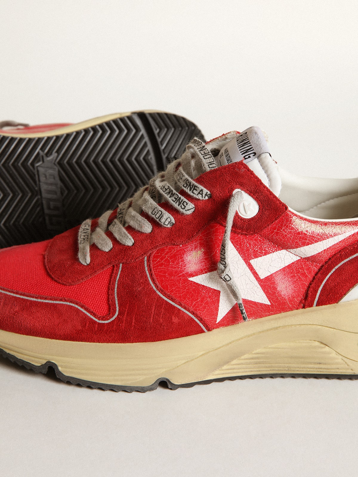 Golden Goose - Sneaker Running Sole in pelle cracklé rossa con inserti in suede rosso e stella bianca serigrafata in 