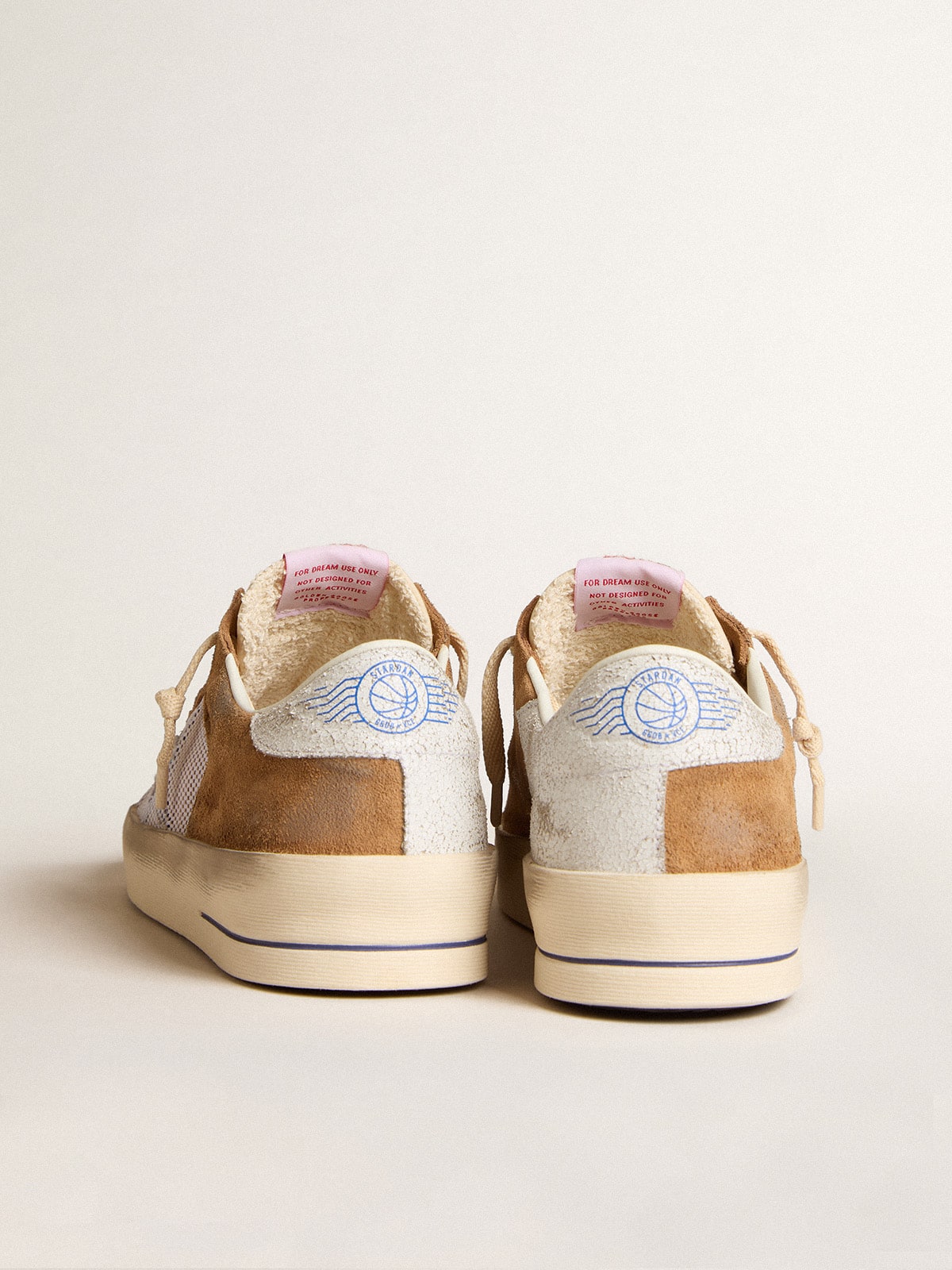 Golden Goose - Stardan LTD aus tabakbraunem Rauleder und Mesh mit blauem Stern und Lederferse in 