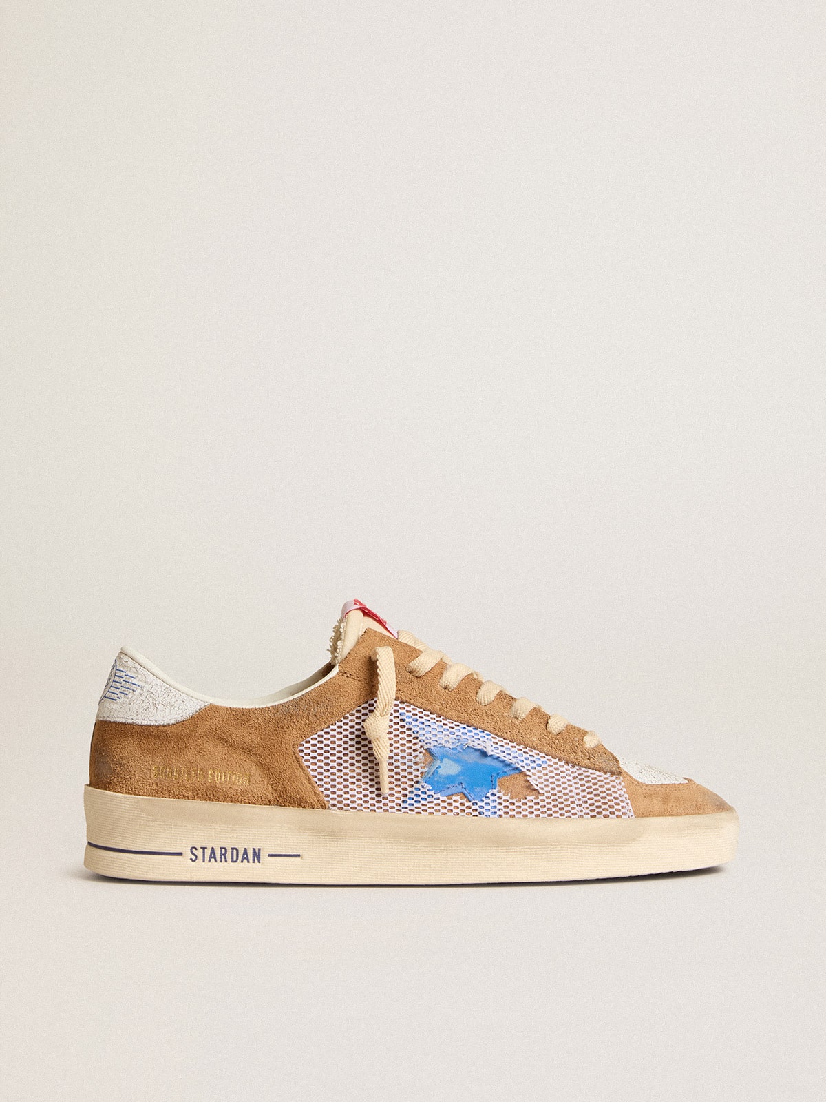 Golden Goose - Stardan LTD aus tabakbraunem Rauleder und Mesh mit blauem Stern und Lederferse in 