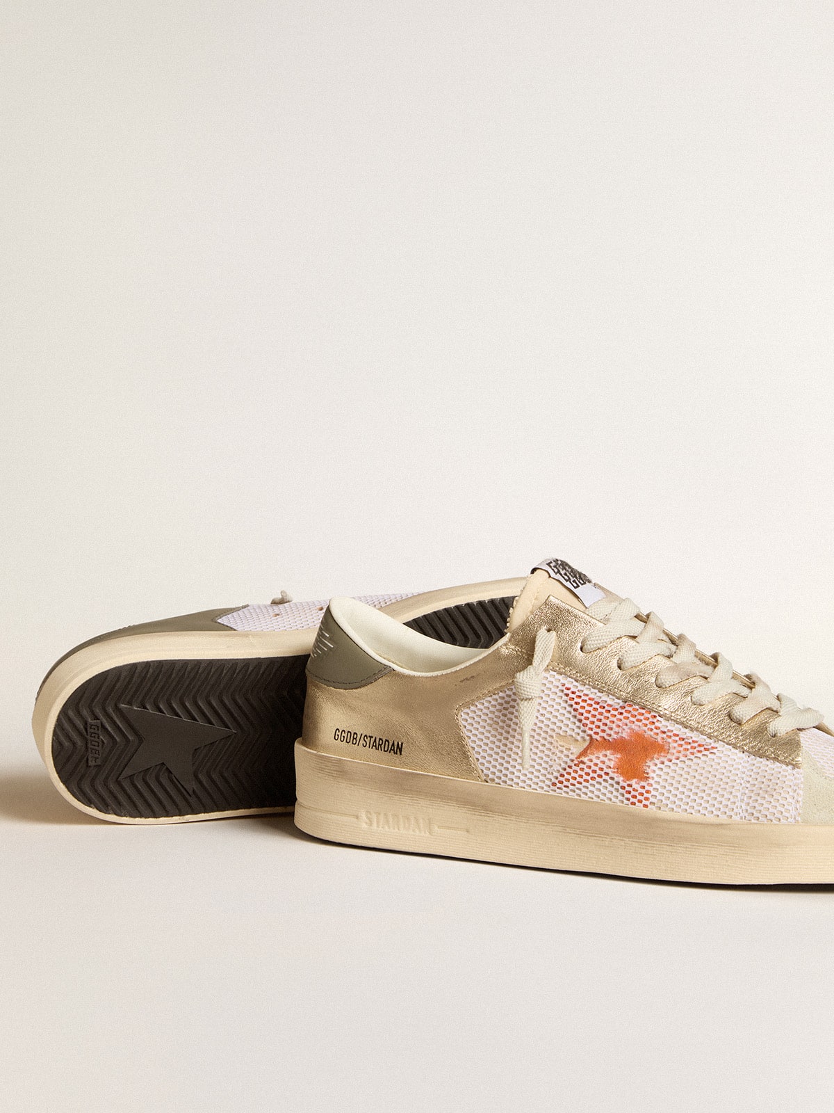 Golden Goose - Stardan de malla blanca con estrella naranja y aplicaciones de piel platino in 