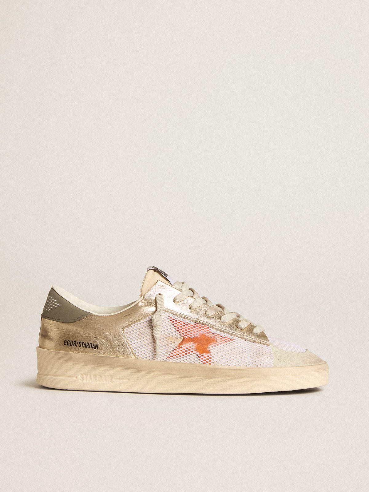 Golden Goose - Stardan de malla blanca con estrella naranja y aplicaciones de piel platino in 