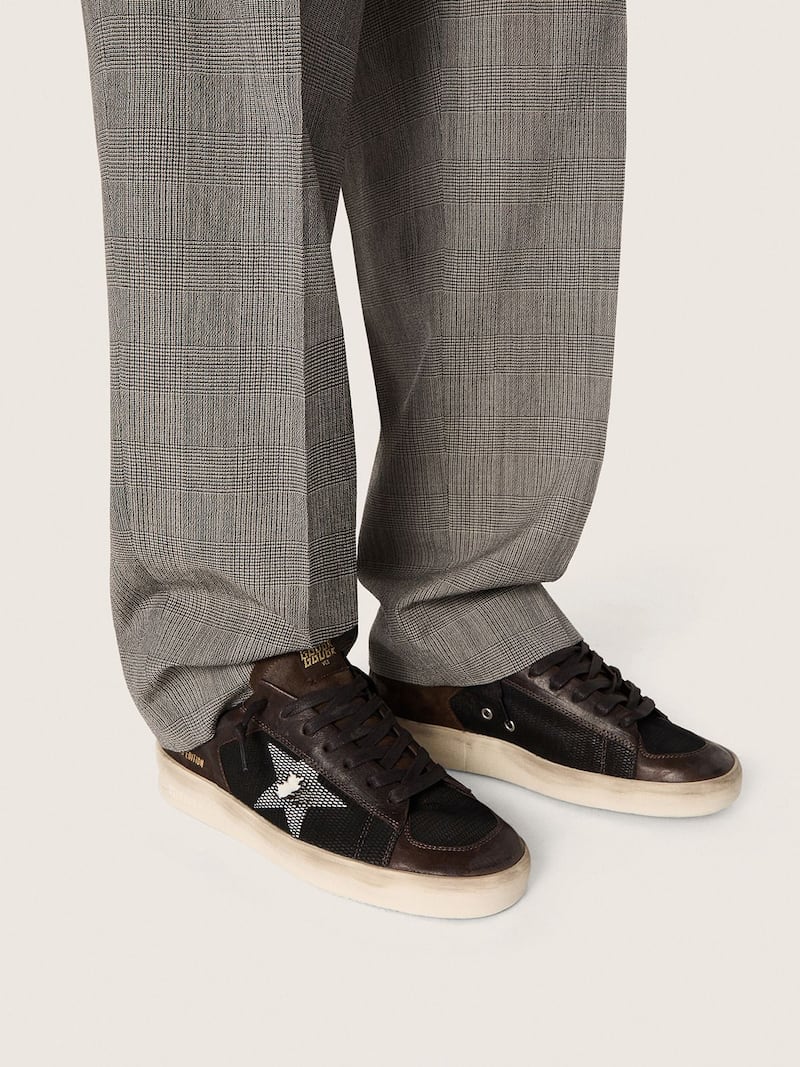 Golden Goose - Stardan pour homme en cuir velours marron et r&eacute;sille noire avec &eacute;toile en cuir blanc et empi&egrave;cements en cuir nappa in 