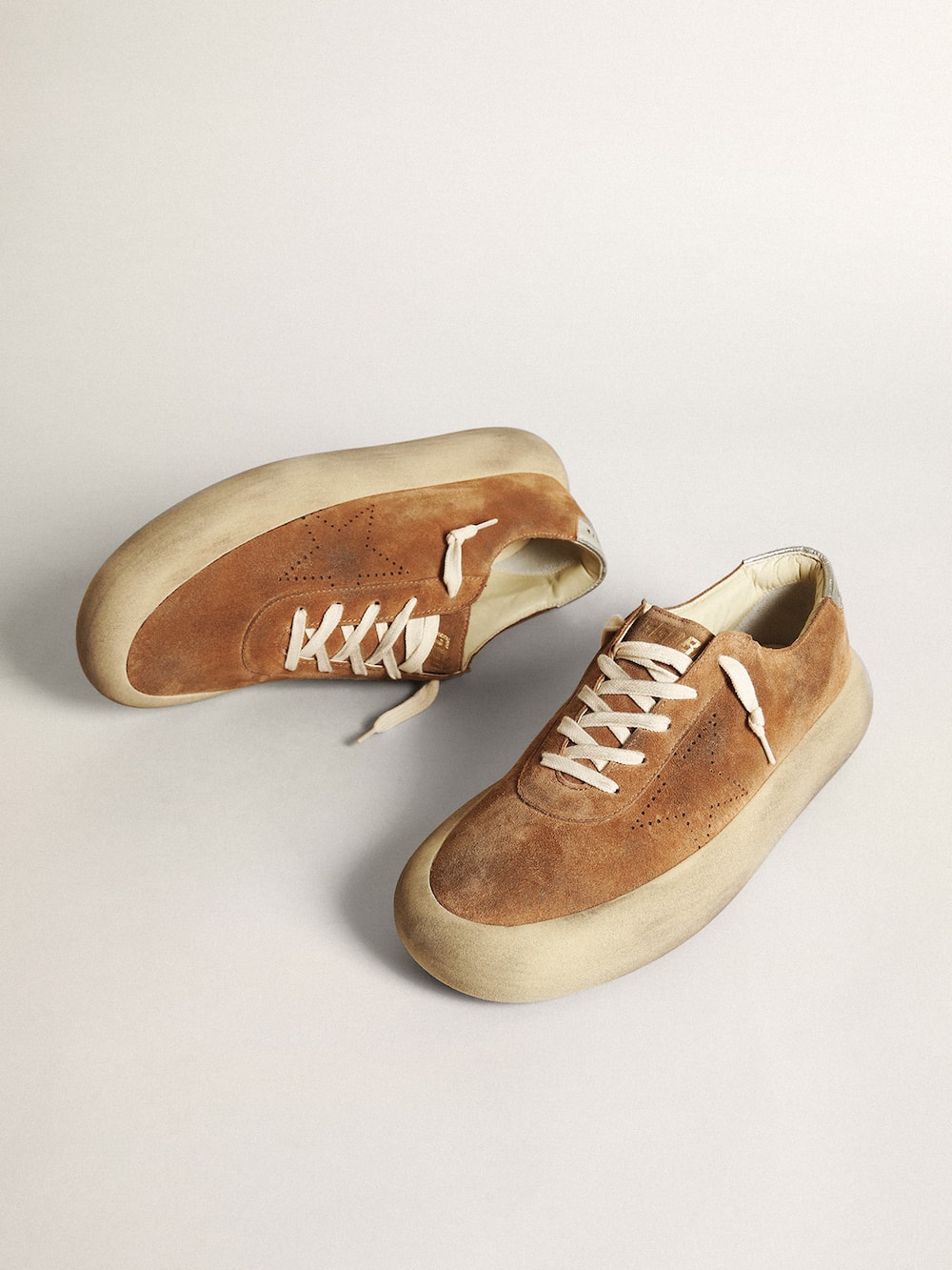 Golden Goose - Chaussures Space-Star homme en daim couleur tabac in 