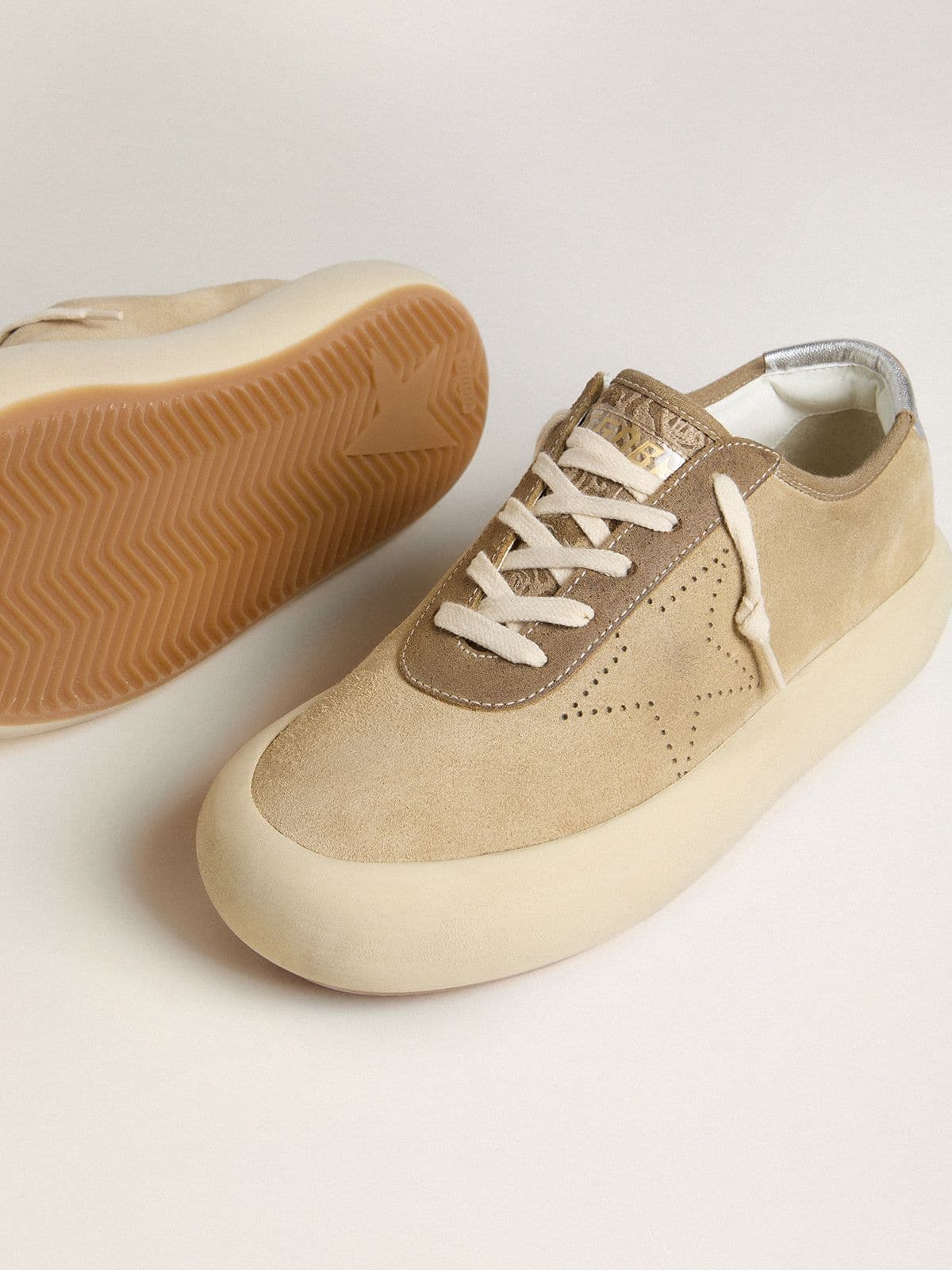 Golden Goose - Space-Star de hombre de ante beige con estrella perforada y refuerzo del tal&oacute;n laminado plateado in 