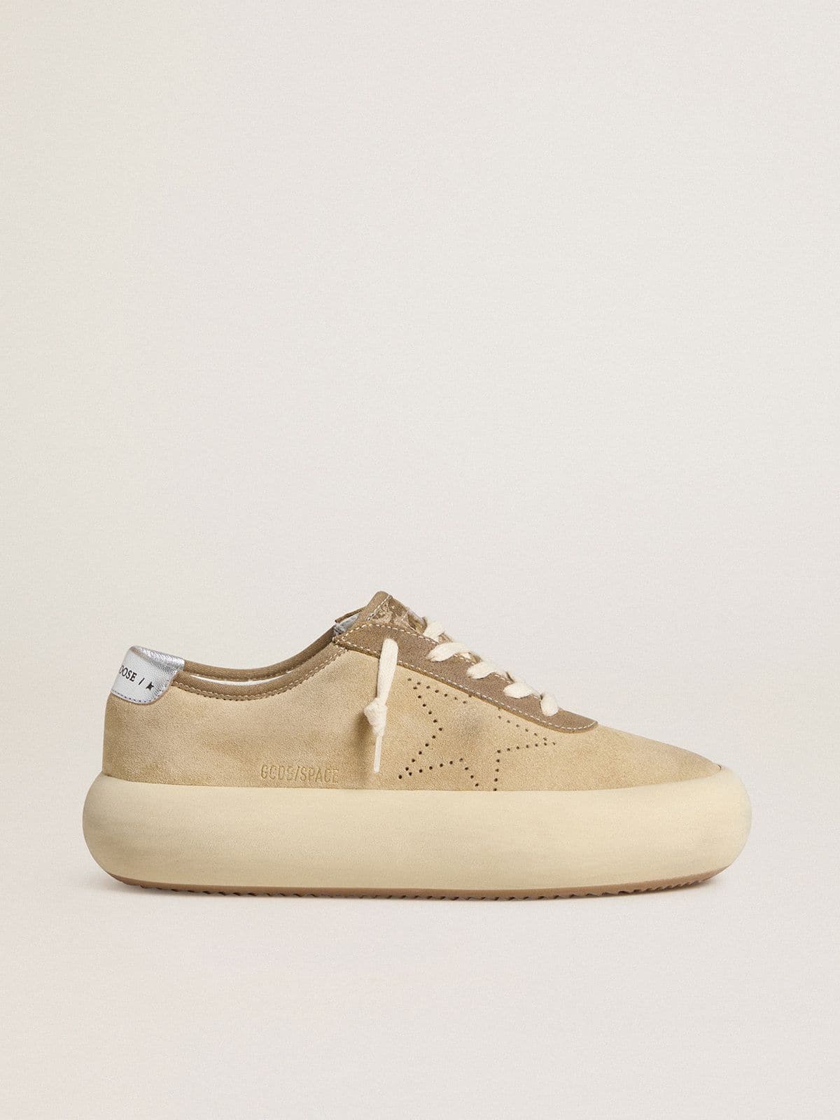 Golden Goose - Space-Star de hombre de ante beige con estrella perforada y refuerzo del tal&oacute;n laminado plateado in 