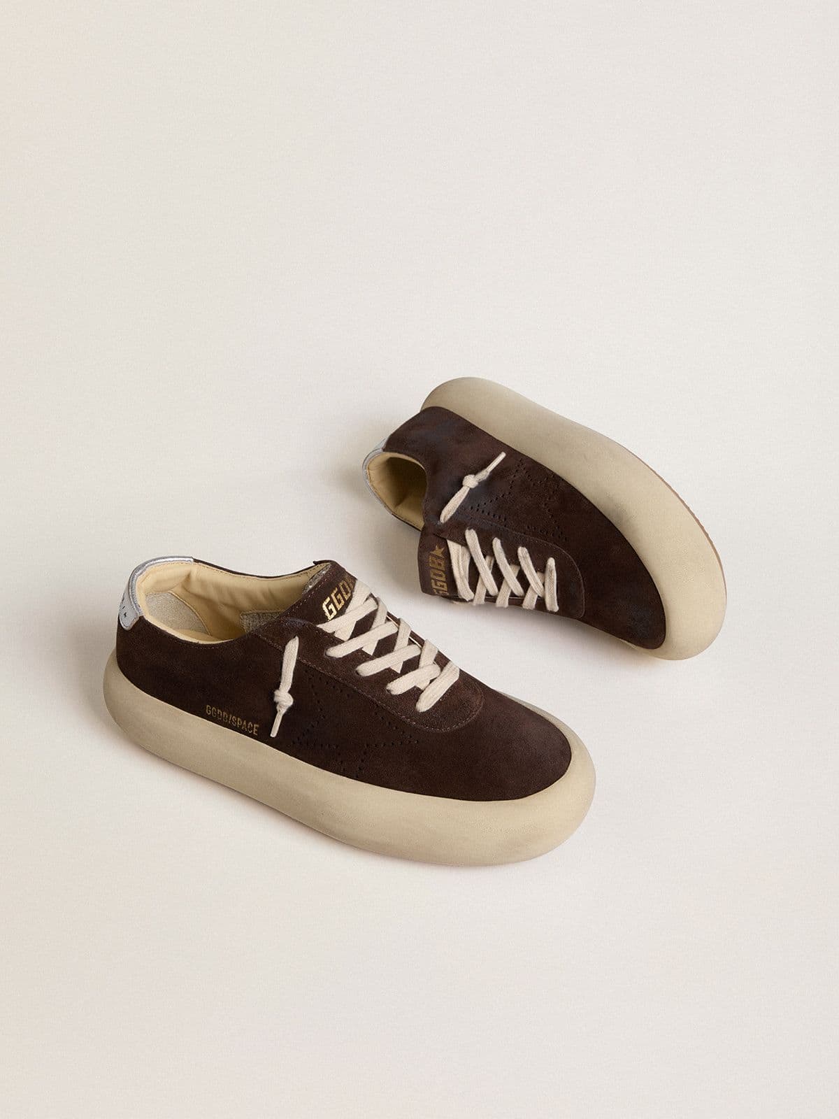 Golden Goose - Space-Star de hombre de ante marrón oscuro con refuerzo del talón laminado plateado in 