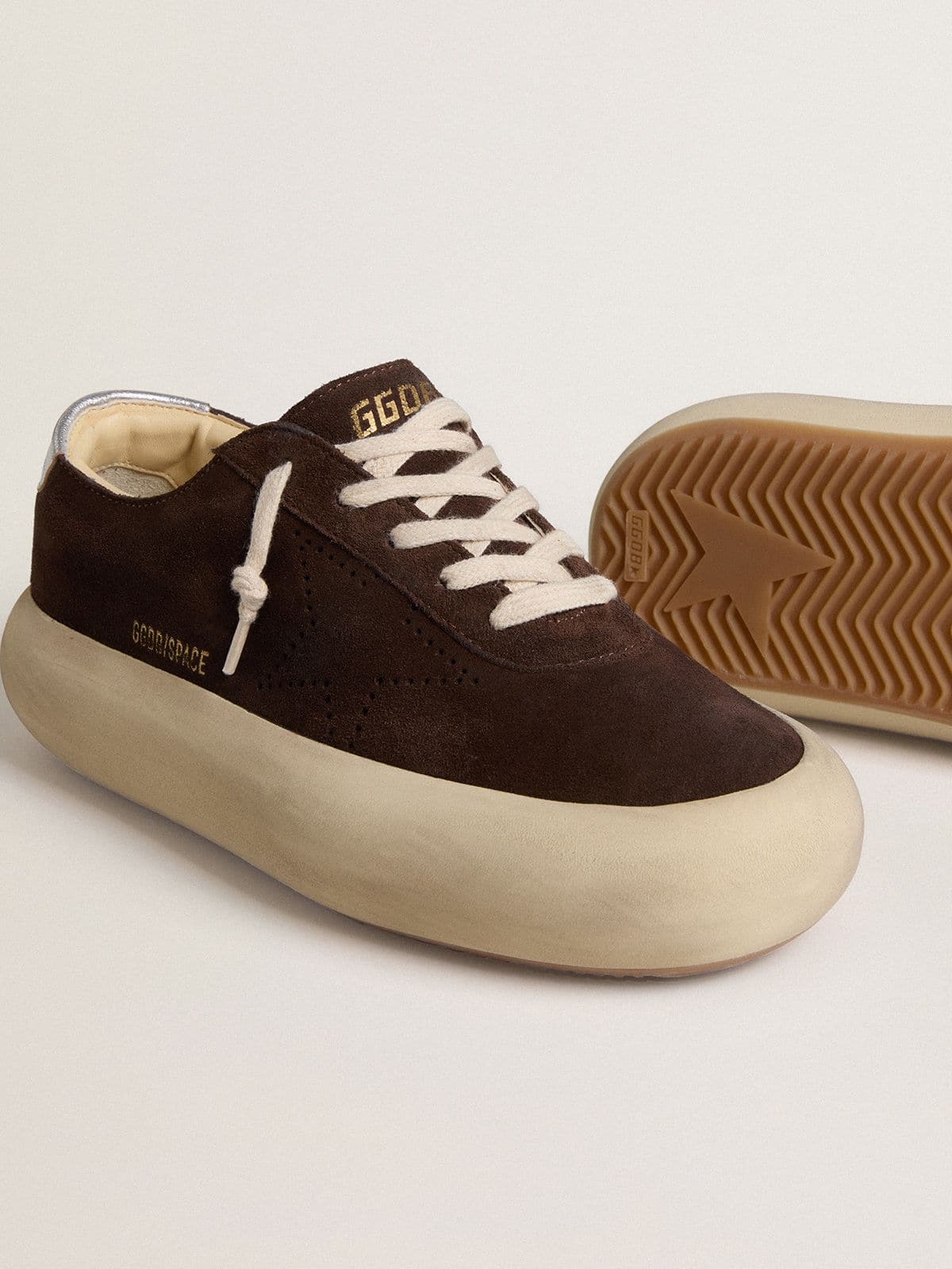 Golden Goose - Space-Star de hombre de ante marrón oscuro con refuerzo del talón laminado plateado in 
