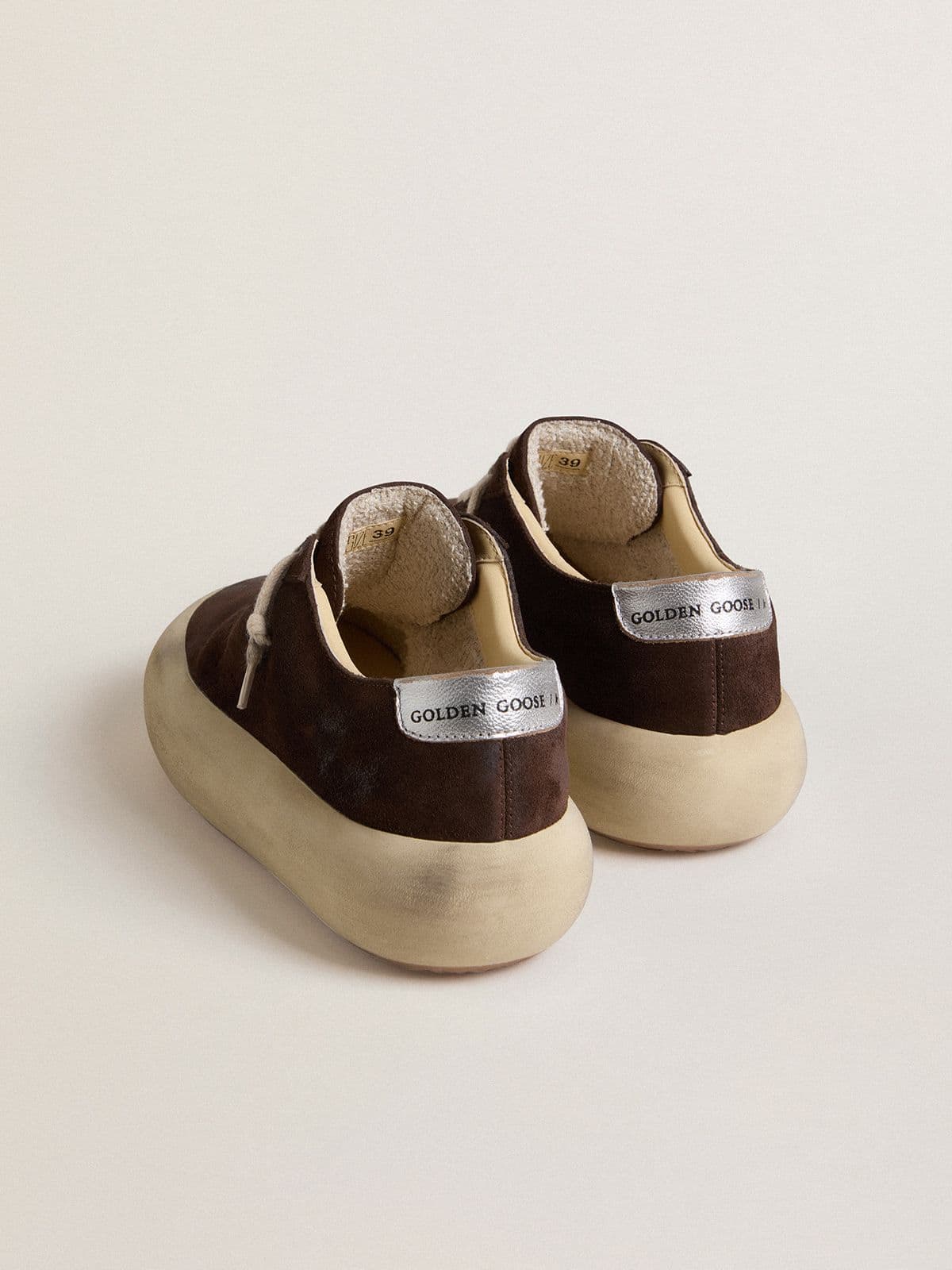 Golden Goose - Space-Star de hombre de ante marrón oscuro con refuerzo del talón laminado plateado in 