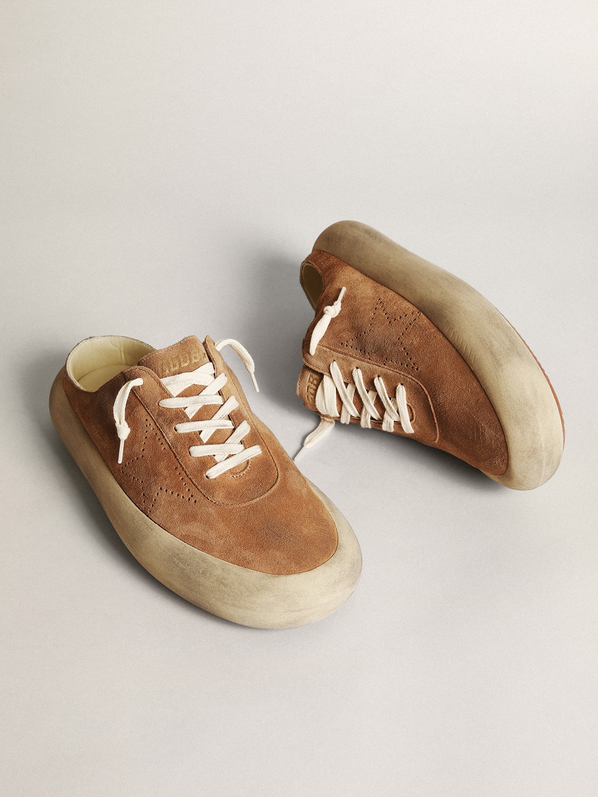 Golden Goose - Space-Star Sabot Uomo in suede color tabacco con stella traforata in 