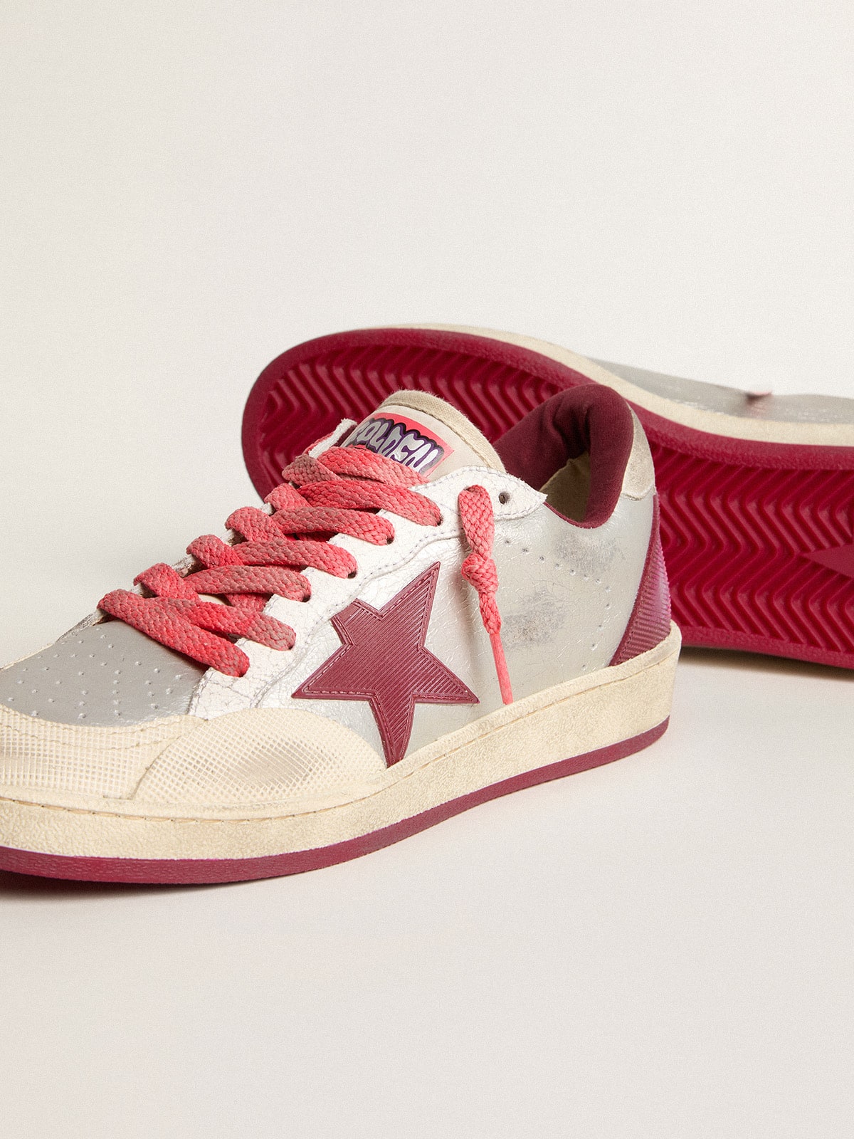 Golden Goose - Ball Star Pro de hombre de piel plateada craquelada con estrella burdeos in 